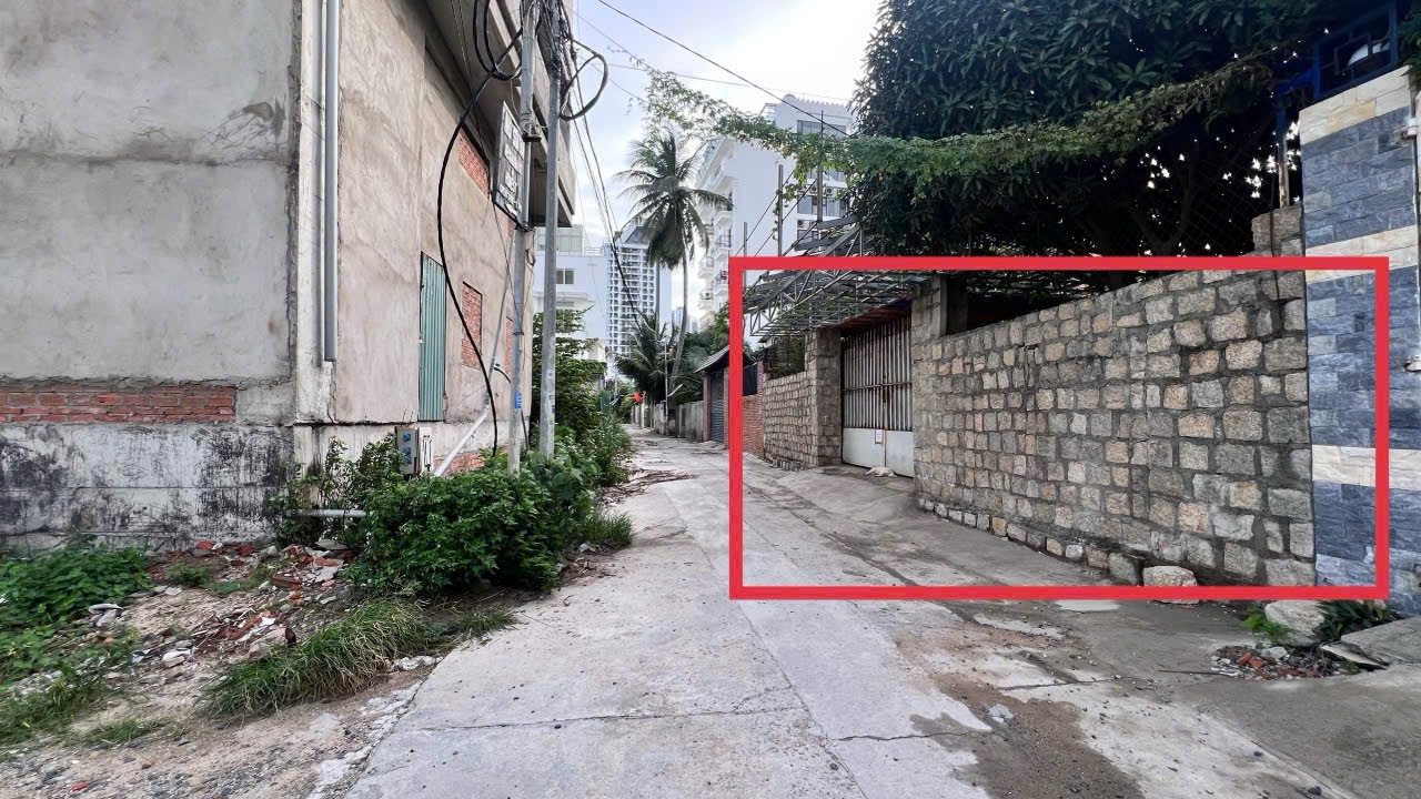 Bán Đất Giá Rẻ Gần Biển Phường Vĩnh hoà.
- Vị trí cách biển 50m. Cạnh bãi tắm phạm văn đồng.
- Diện tích: 263m2 Ngang 12,8m. Dài 20,5m.
- Hướng Đông Nam. đường ô tô tới đất.
- Nằm gần biển. Nhà hàng, khách sạn, cafe lớn.
- Giá Bán :70tr/m2