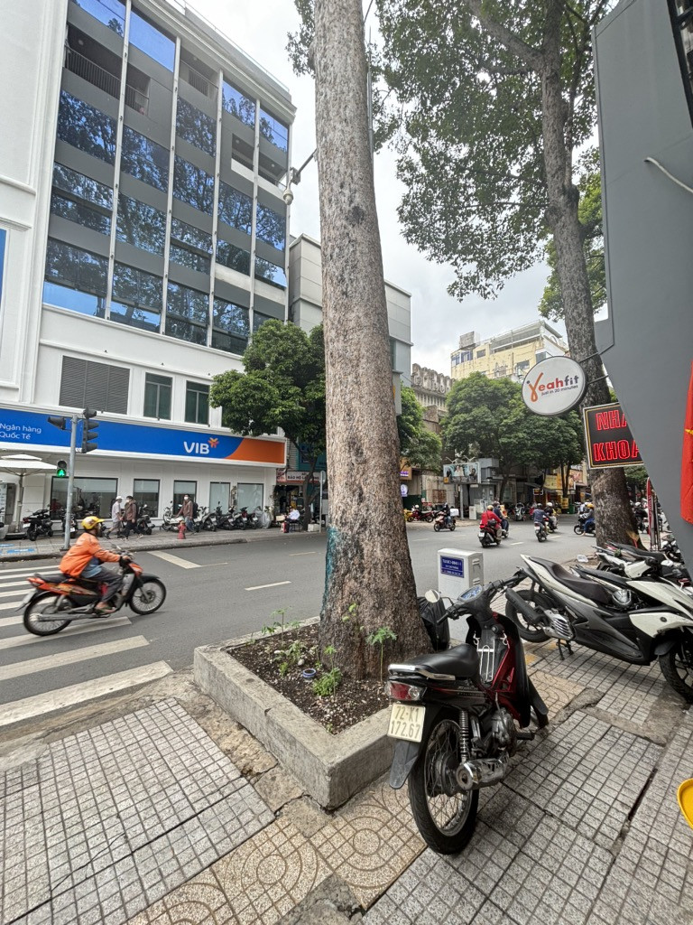 Nhà Góc 2 Mặt Tiền - 3 Tầng, Đường 20m , giá 32 tỷ - Phường 3 , Quận 3.