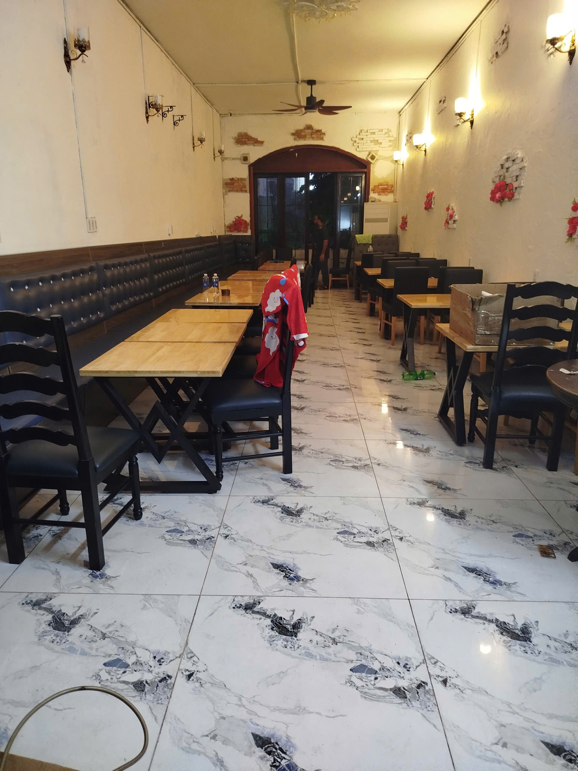 CHO THUÊ MB LẦU 2 ĐỐI DIỆN CỬA TÂY CHỢ BẾN THÀNH