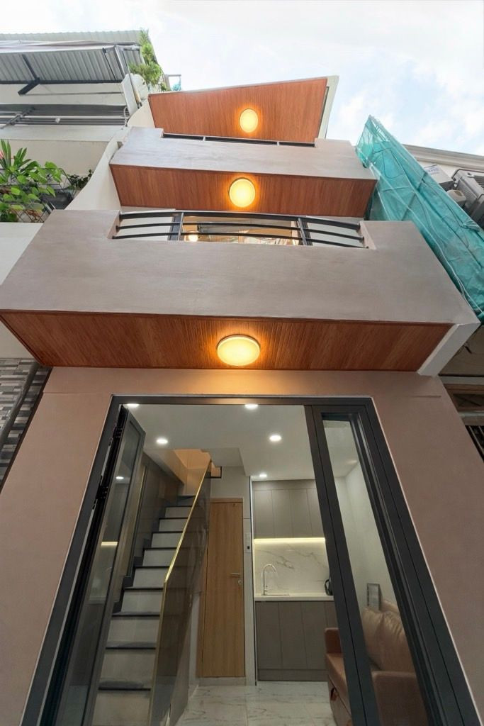 NHỈNH 4T,TRUNG TÂM QUẬN 1, 3 TẦNG,SÁT MẶT TIỀN, KẾ BÊN PHỐ TÂY BÙI VIỆN, GẦN CHỢ BẾN THÀNH