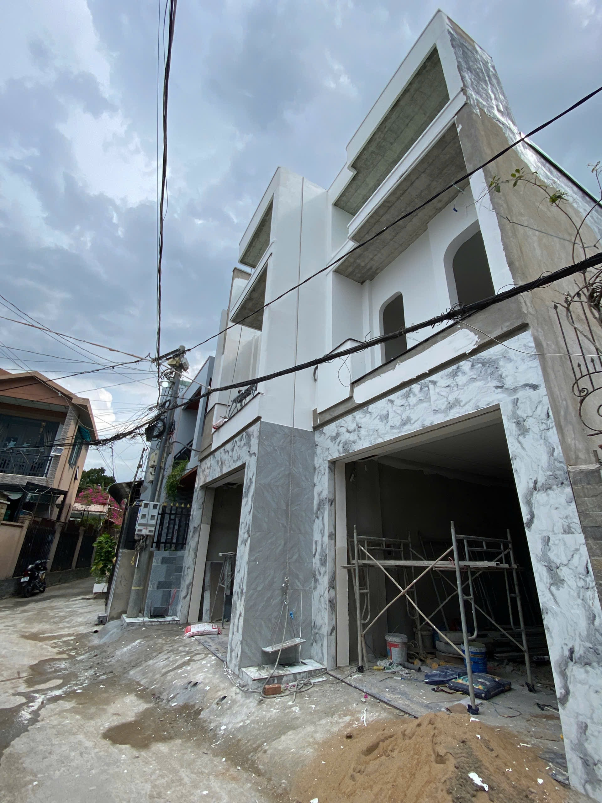 Bán Nhà 1Lầu 1Trệt Đường Thông Ô Tô Né Nhau , Buôn bán Kinh Doanh