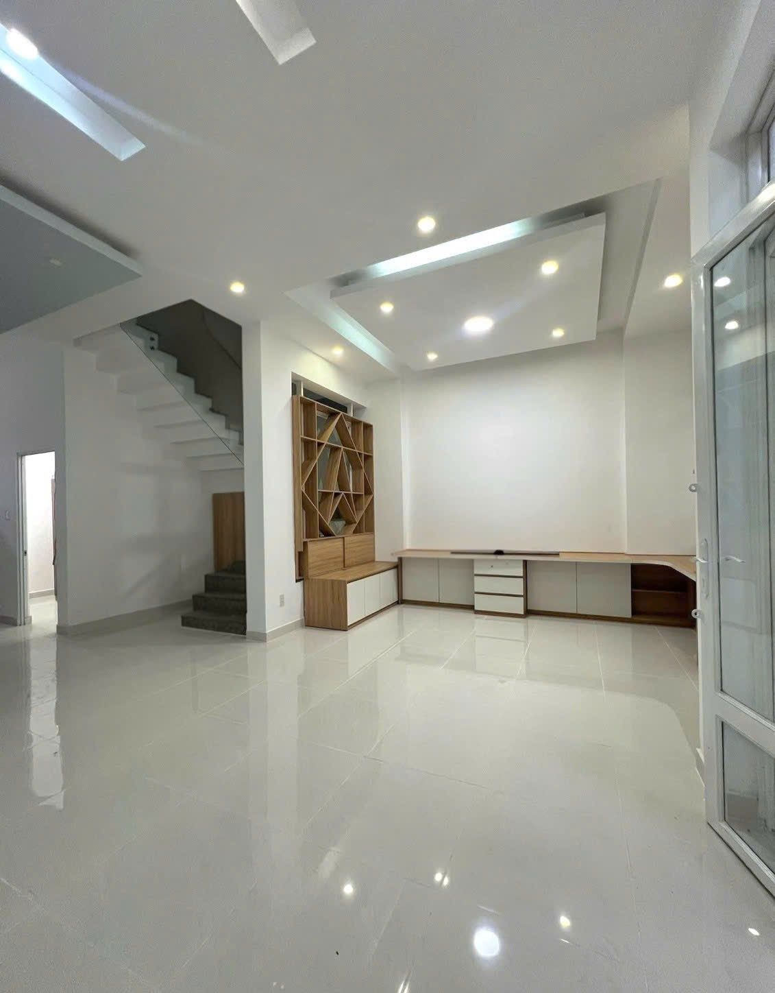 BÁN NHÀ ĐẸP CẠNH TÂ.N KỲ TÂN QUÝ - ÔTÔ VÀO NHÀ NGỦ - ( 6.5X12M )