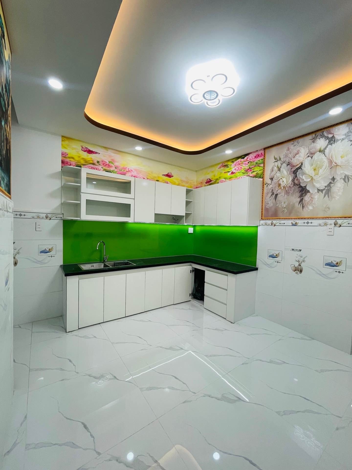 - Vị trí : giáp Tân Phú, Q6-khu nhiều tiện ích như trường học cấp 1,2,3 . Chợ . Siêu thị , bệnh viện ...