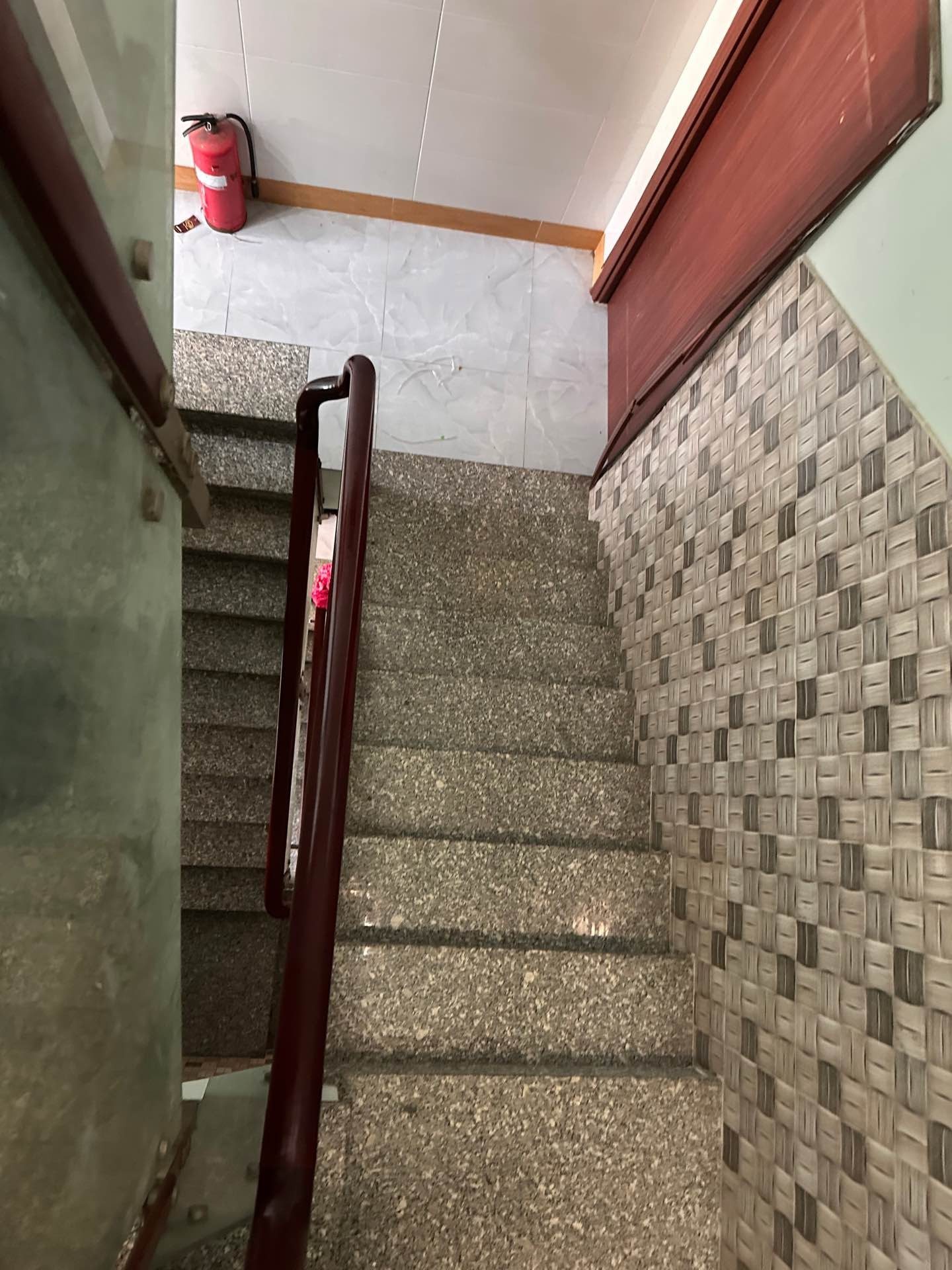 NHÀ HẺM OTO - SÁT CHỢ, TRƯỜNG HỌC, BỆNH VIỆN - Q.BÌNH TÂN ( Cũ ) - DT 60M2 - 3TẦNG - SÂN THƯỢNG