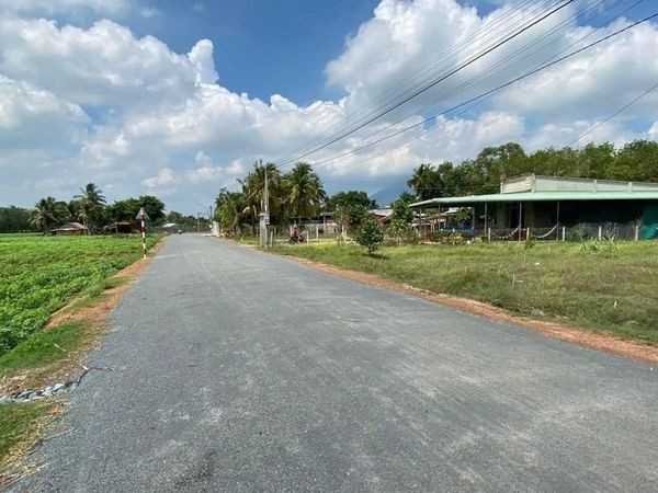 lh: 0909 044 186. chính chủ bán gấp 1470m2 có 700m2 thổ cư giá 385tr/lô. sổ hồng bao sang tên, gần chợ, trường học, kcn dân cư đông