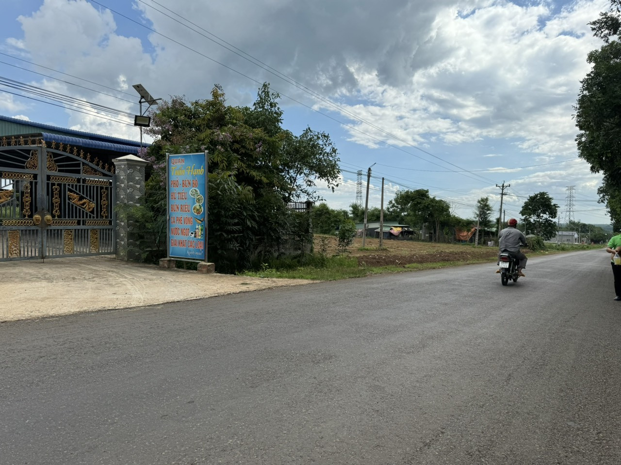 BÁN 4 LÔ MẶT TIỀN 20X50=1010M2 SHR CÓ 400M THỔ CƯ SÁT CHỢ GIÁ 290 TRIỆU/S 0938889035 A ÚT