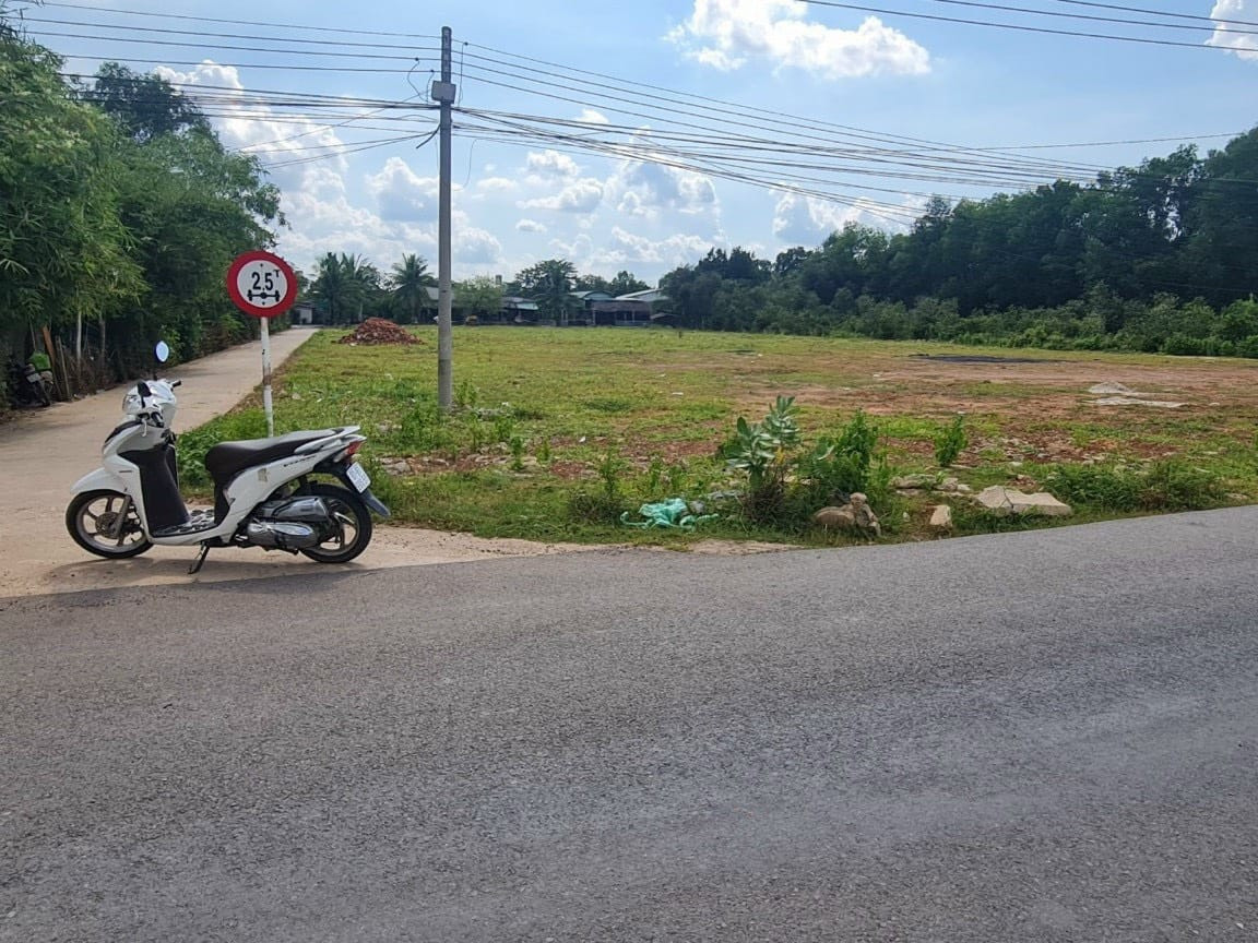 2 LÔ CẦN BÁN GẤP 10X40=400M2 TC SHR NGAY CHỢ ĐƯỜNG 18M GIÁ 290TR/s 093.888.9035