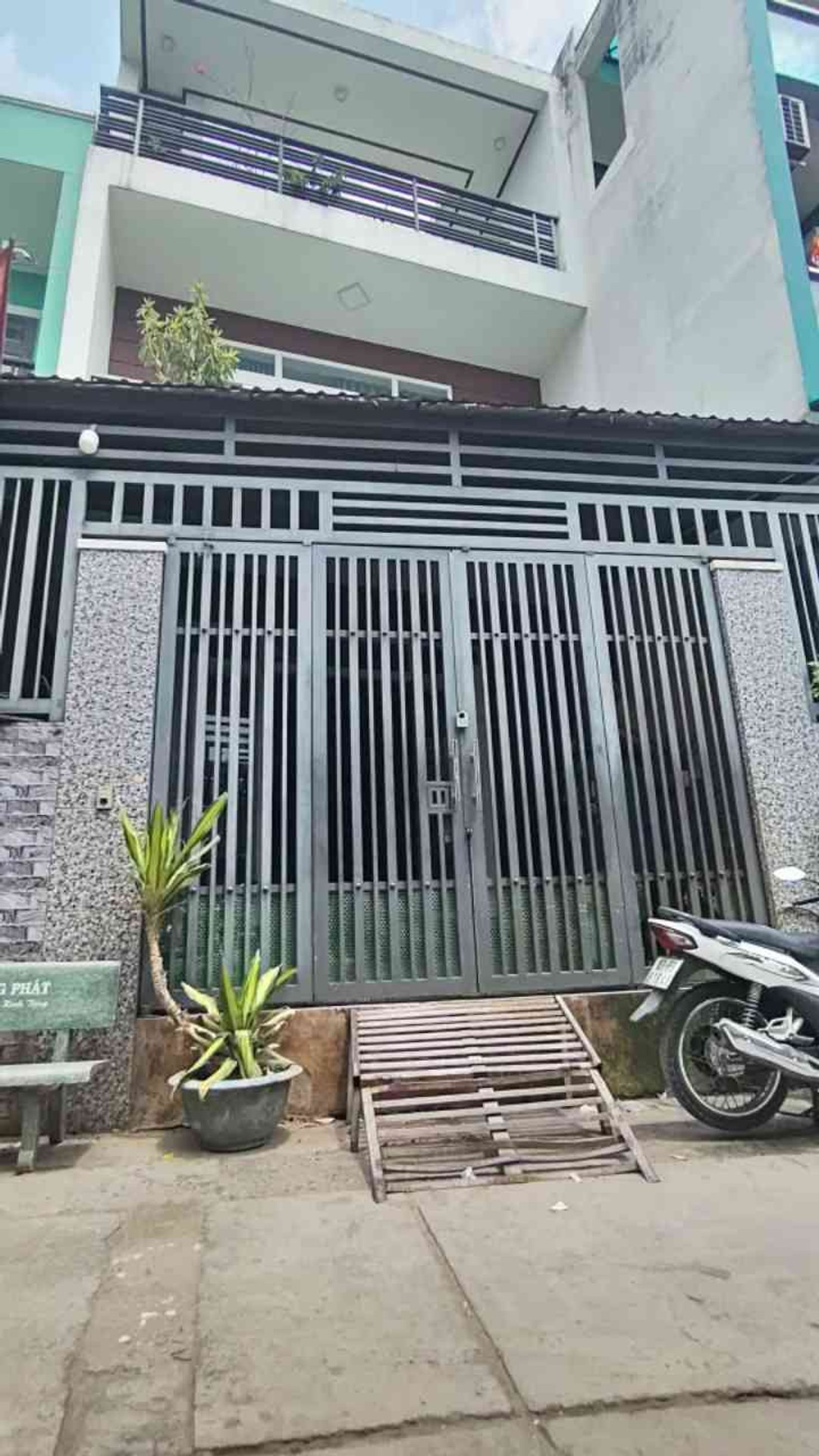 - Sân trước để xe máy 5-7 chiếc. Xe tải đổ cửa .Sân thượng to bự chill chill trà chiều.
