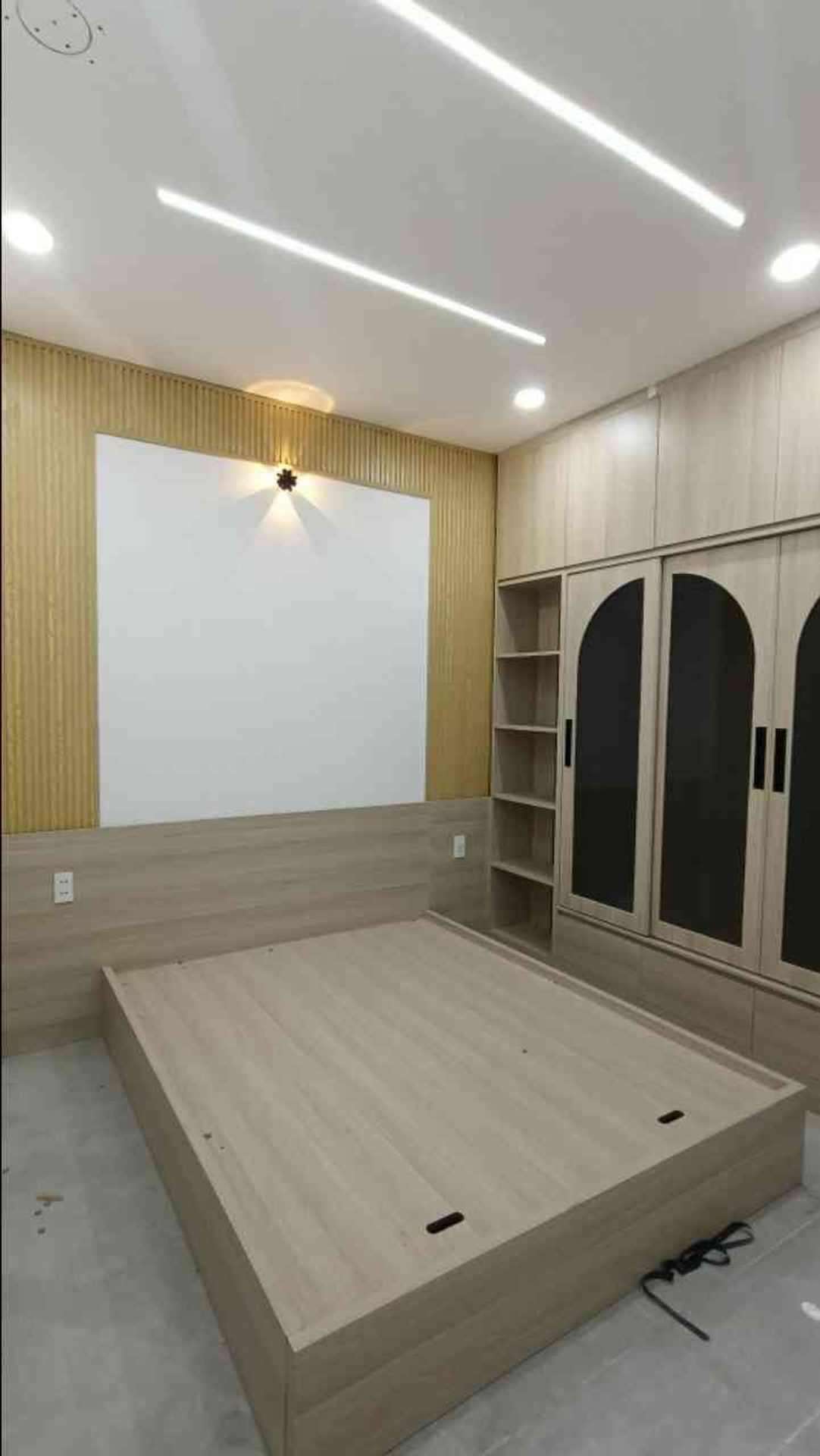 vị trí gần công viên , khu dân cư , sát ủy ban)