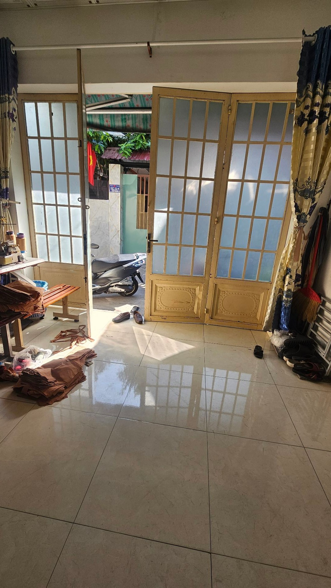 Gồm.3 phòng Ngủ 2wc..Kết cấu. Một trệt một Lửng .  •Vị Trí đẹp . Gân chợ, gần trường