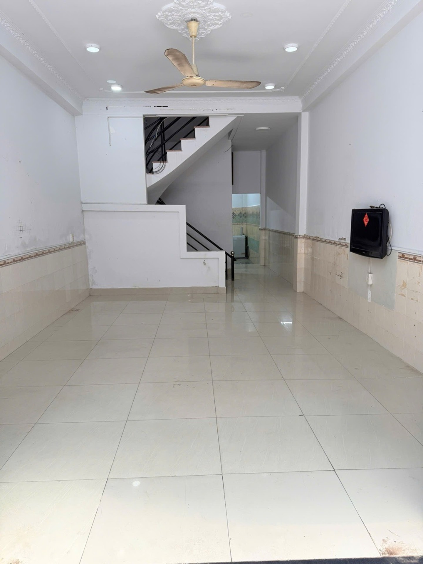 NHÀ MT ĐƯỜNG 6M  LÝ PHỤC MAN- XE HƠI NGỦ NHÀ - NHÀ 2 TẦNG KIÊN CỐ HƠI CŨ TIỆN SỬA MỚI - THÔNG SỐ ĐẸP VUÔNG VỨC