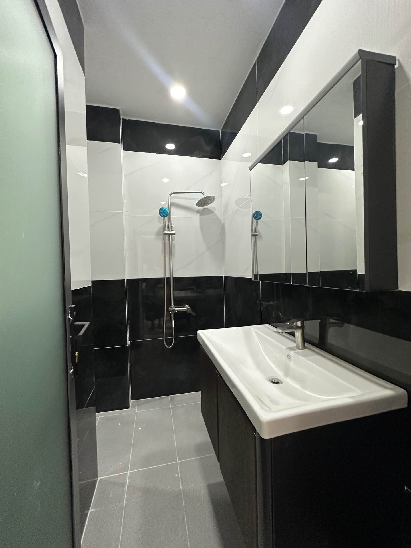 NGAY LÊ VĂN QUỚI GIÁP TÂN PHÚ CÓ THANG MÁY HẺM XE TẢI