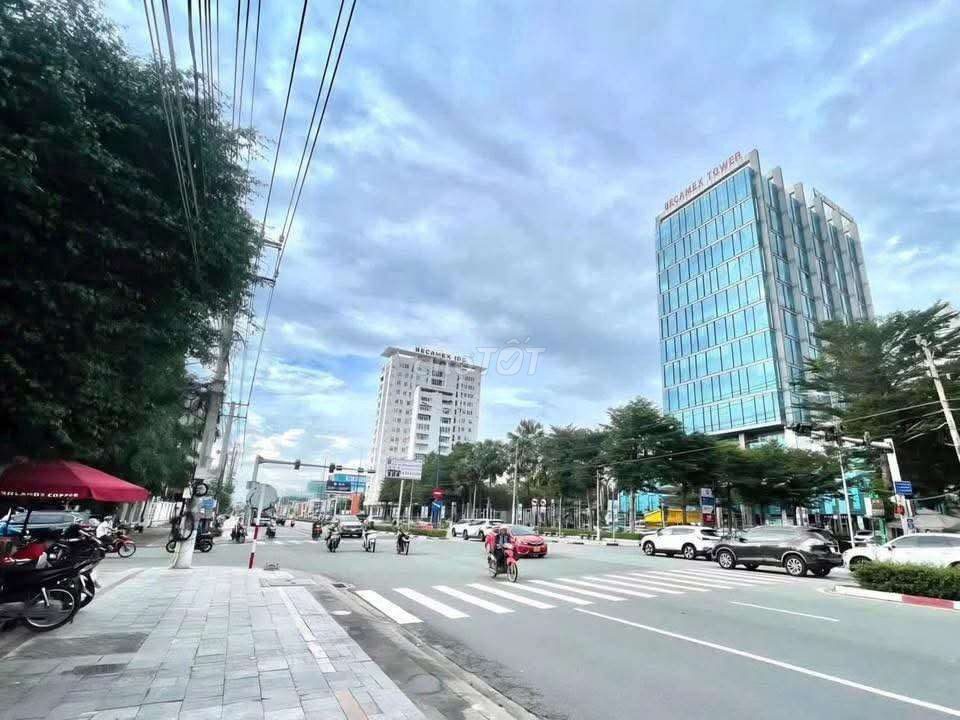 NHÀ 4 LẦU 6PN 7WC MẶT TIỀN GẦN BECAMEX
