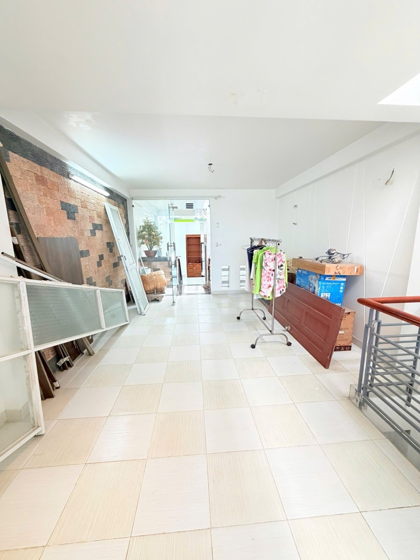 HƠN 100m² NHÀ MẶT TIỀN GÒ CÔNG - 5 TẦNG - V.013 - KẾ CHỢ KIM BIÊN - THANG MÁY - 10PN ALÔ-O918.846.6O8