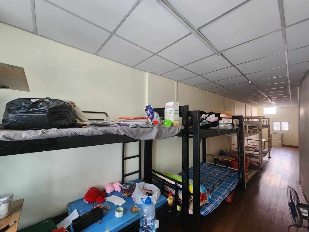 trệt, 1 lầu, trệt lầu thông suôt chủ đang làm dạng kí túc xá cho thuê ở chung Trên kê 8 gường tầng, dưới 6 dường tầng.... có thể ở 20 người ..