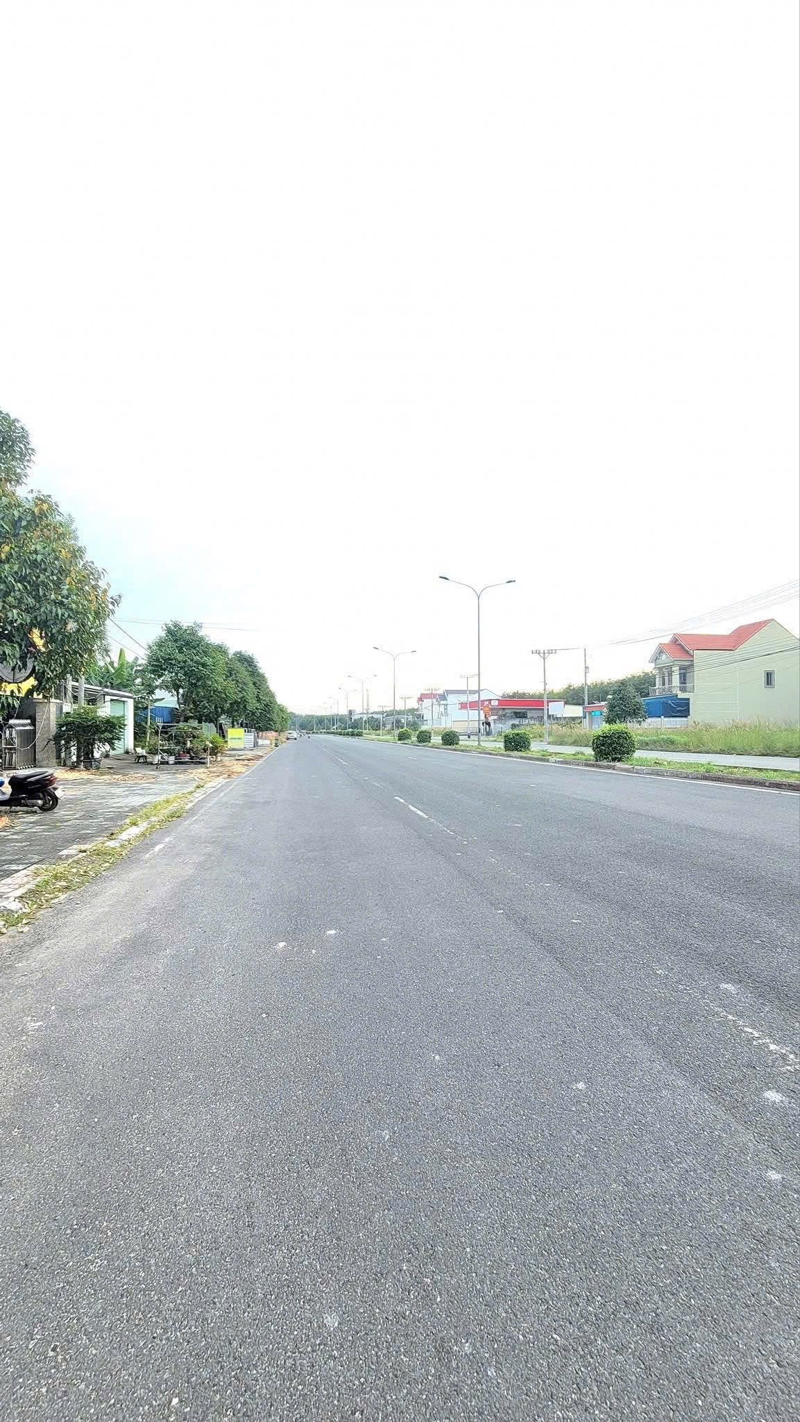 Bán đất 300.1m² có sẵn 300m² thổ cư ngang 10m giá 3.1 tỷ tại Phường Chơn Thành đường nguyễn văn linh 32m