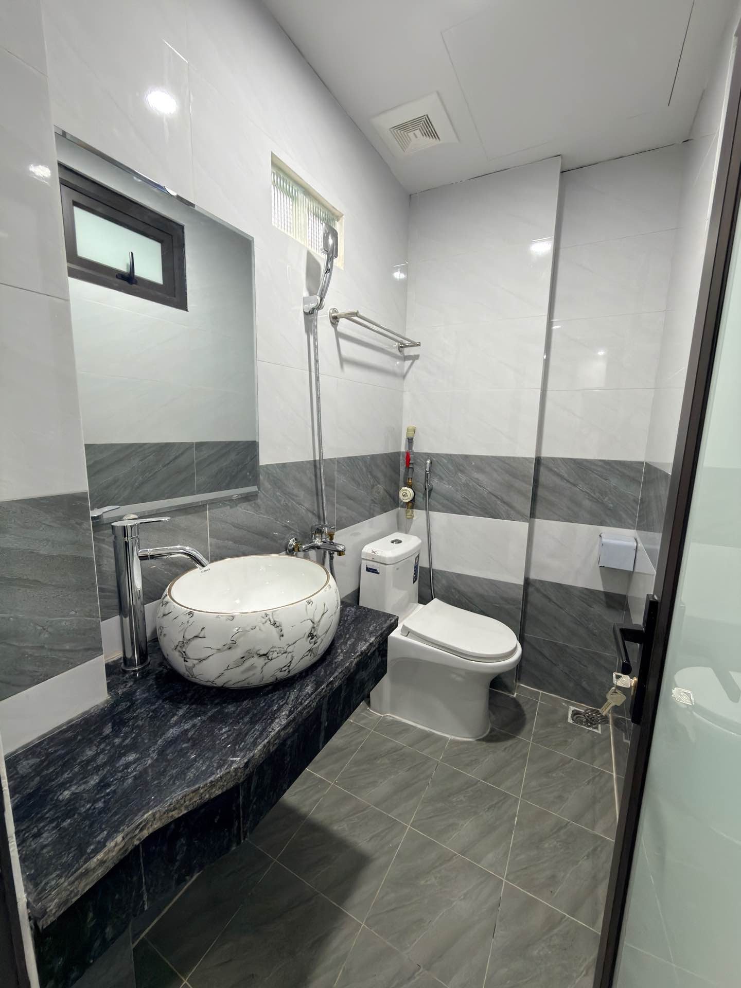 Ngõ 7m KIM GIANG gần cầu Lủ, chỉ 10.X tỷ, 45m2 x 5 T lô góc, mặt tiền 4m.