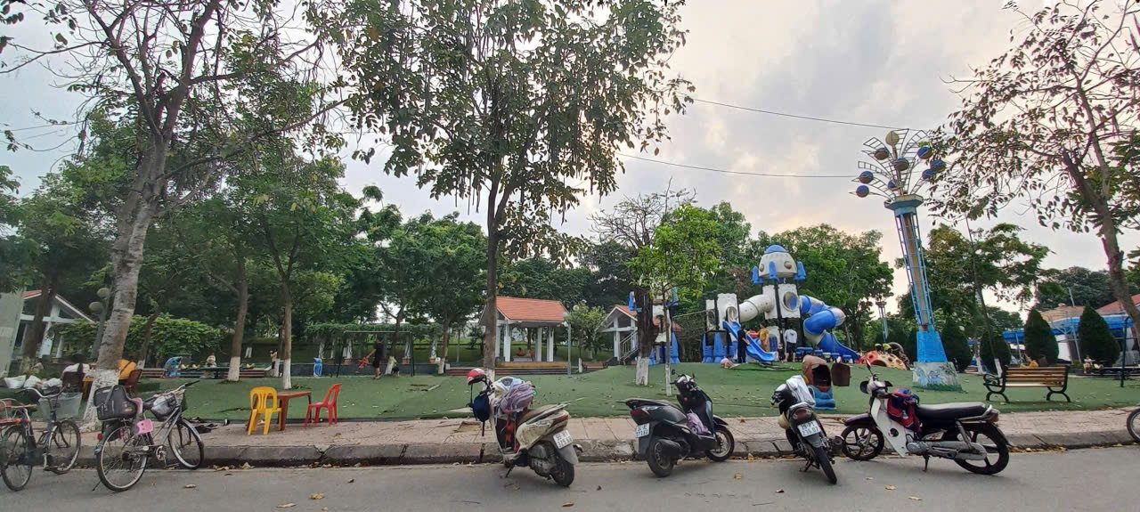 Bán nhà 4 tầng dãy BT3 khu đại dương. Diện tích 90m mặt tiền 6m hướng đông nam. Cạnh khu vui chơi. Phường võ cường tỉnh bắc ninh