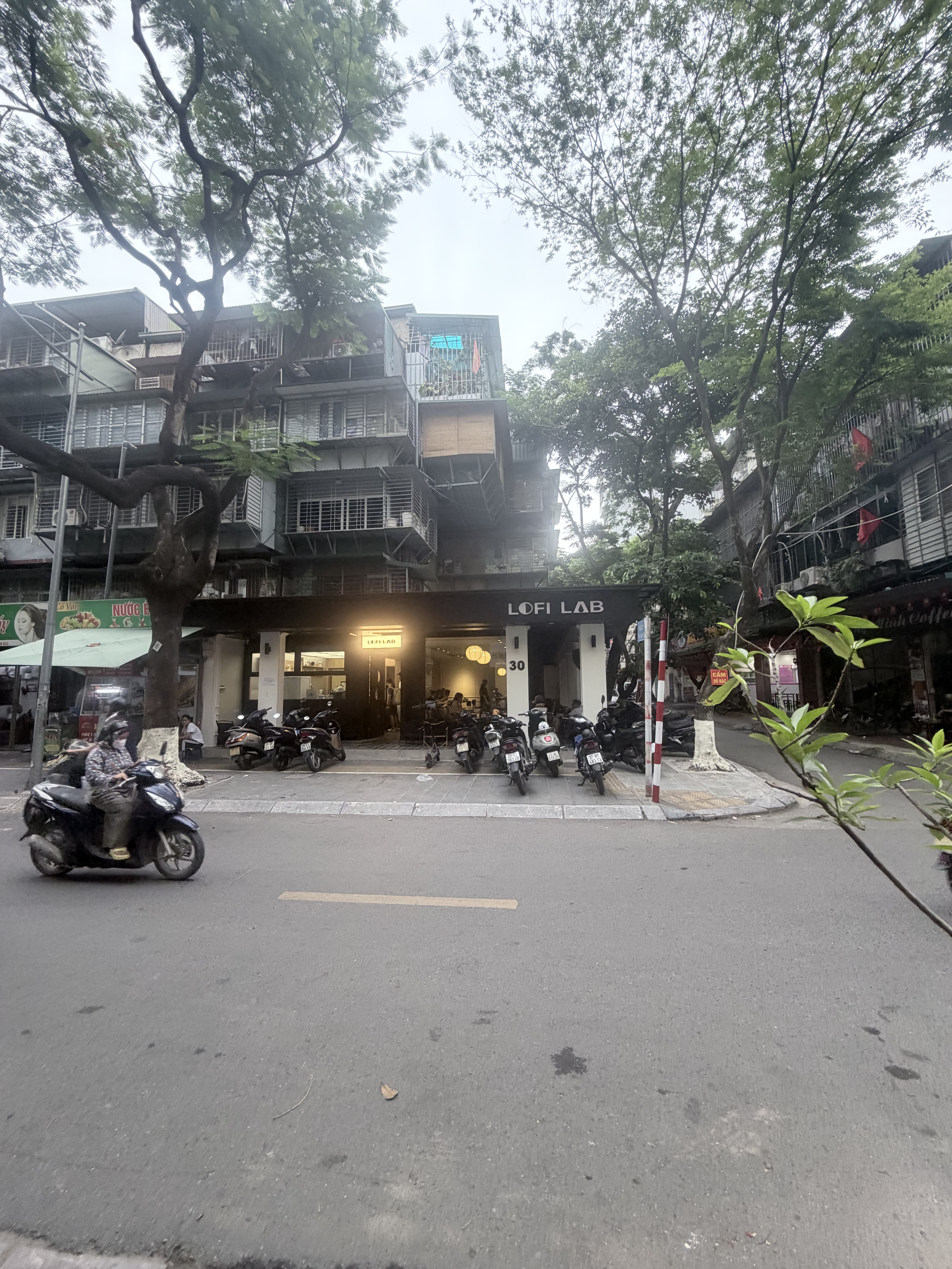 Cho thuê nhà mặt phố Nguyễn Văn Huyên diện tích 80m x 7 tầng, mặt tiền 8m