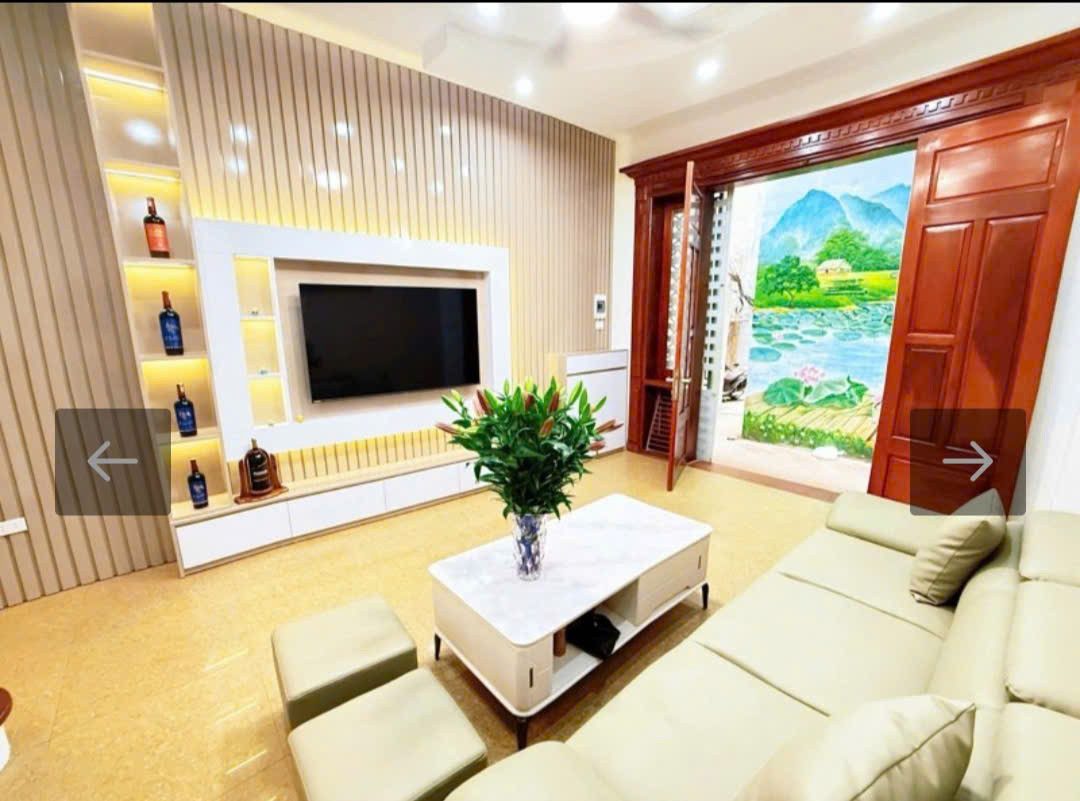 Nhà Nguyễn Khánh Toàn-48m-đỗ xe ở sân-5 tầng-sân phơi rộng view thành phố