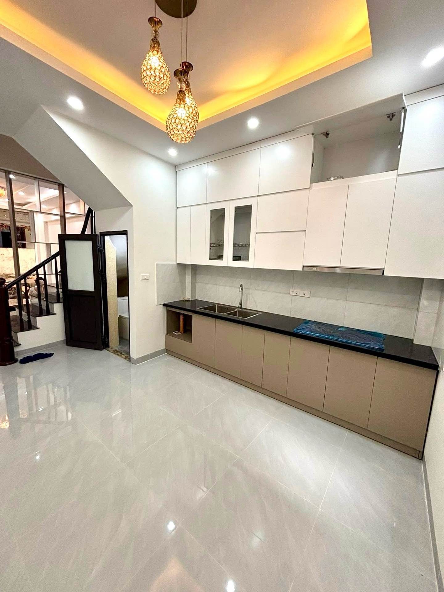 Bán nhà Định Công Thượng – Giá 12.3 tỷ – DT 45m² x 5 tầng – ô tô đỗ cửa, 2 thoáng, sát phố