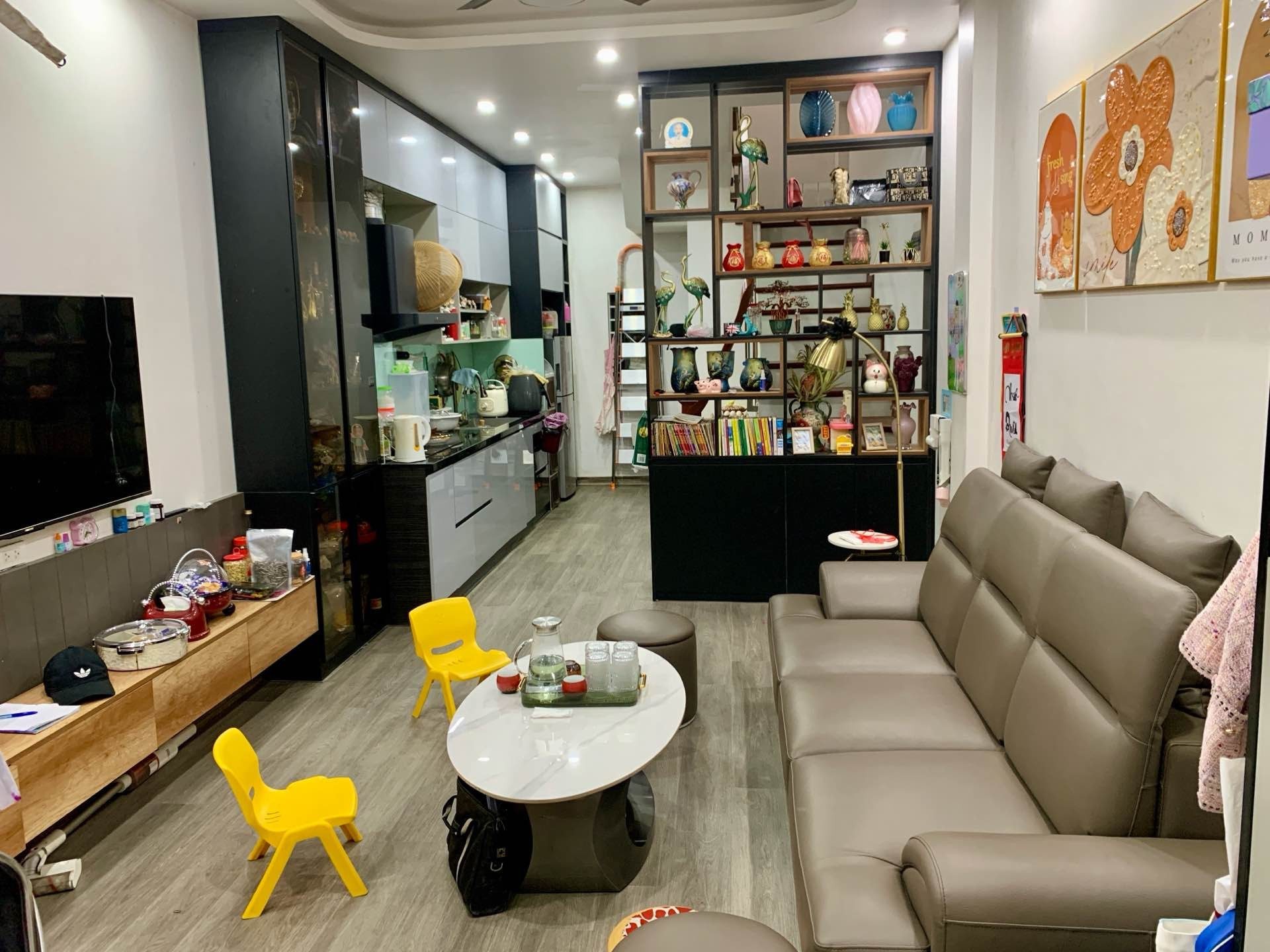 Bán nhà Định Công Thượng – Giá 13.2 tỷ – DT 40m² x 5 tầng – 2 mặt thoáng, ô tô đỗ cổng, phân lô quân đội