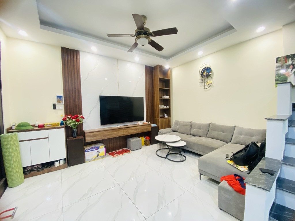 Bán nhà Định Công Thượng – Giá 8.6 tỷ – DT 72m² x 4 tầng – MT 15m – lô góc, gần phố, diện tích rộng