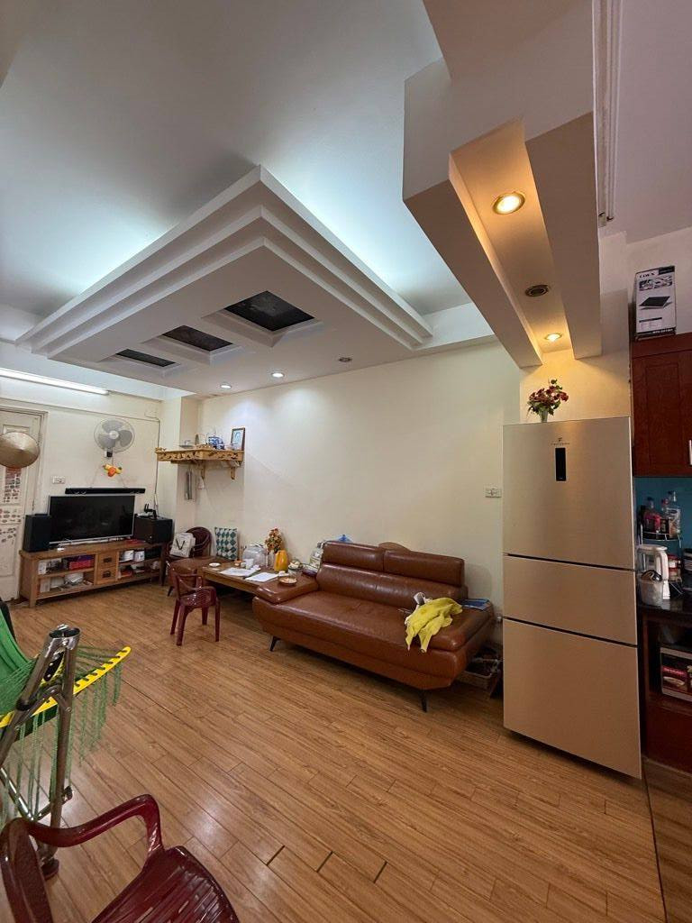 Bán nhà Cc CT9, Trịnh Đình Cửu, HN, DT 69 m2, giá bán 5.4 tỷ
🔥Mô tả:
☀️ Nhà đường thông thoáng, bãi đỗ xe, trường THCS, khu vực giao thông thuận tiện, gần vành đai 2.5 
🚗 Xung quanh xe ôtô chạy
🏡 Thiết kế 
💥 Phòng khách + 2 ngủ, bếp + 2vệ sinh 
📚 Sổ