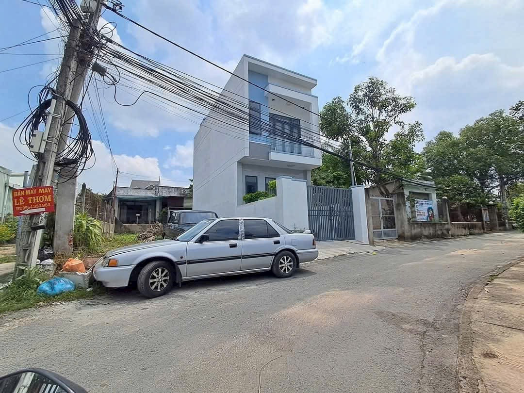Đất Mt Dx084 Định Hoà (phường Chánh Hiệp-TP.HCM),quốc lộ 13 vào chưa tới 100m,nhựa 5m thông,sát bên TĐC thanh lễ,gần Bv 1500 giường,ngay suối giữa,dân kín.sát hông và phía sau có lối đi tự mở nên rất là thoáng