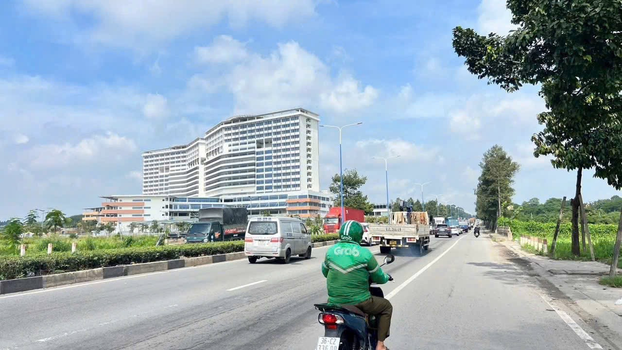 BÁN ĐẤT MẶT TIỀN ĐX080 ĐỊNH HOÀ GẦN BỆNH VIỆN 1500 GIƯỜNG SẮP VÀO HOẠT ĐỘNG. Nay là Phường Chánh Hiệp - TPHCM
﻿DT 13×61m - thổ cư 270m2