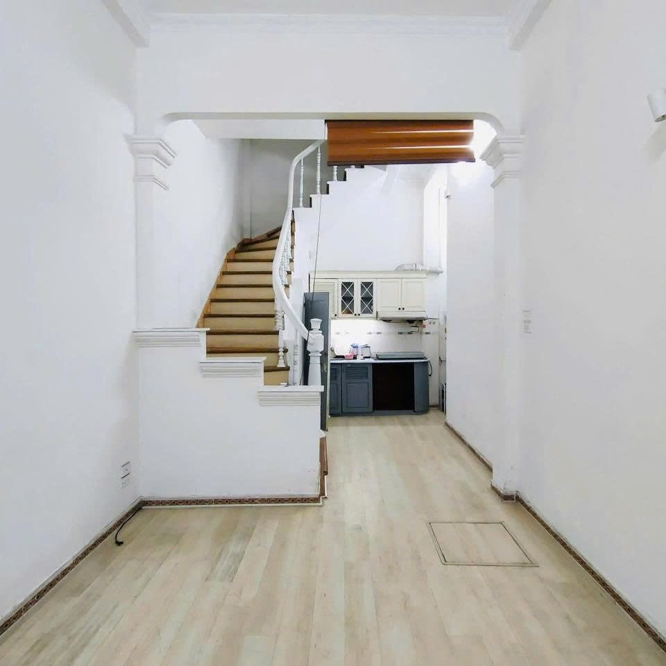 Cho thuê nhà nguyên căn Ngõ 343 Đội Cấn, Ba Đình.
 Diện tích: 30m² x 4 tầng-12tr/1tháng