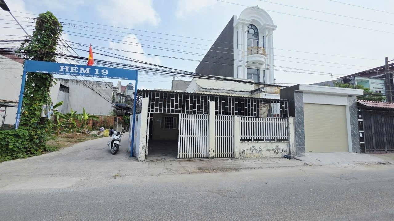 Nhà lô góc diện tích lớn phù hợp kinh doanh cafe showroom văn phòng vị trí trung tâm Đông Hoà