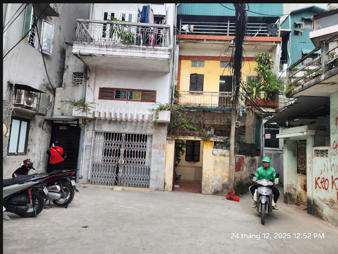 Đất nhà phố ở lâu dài đã có qui hoạch 100 năm, nhà hai mặt thoáng trước sau, hướng cửa Đông Nam thoáng mát, trước nhà là sân rộng an ninh tốt