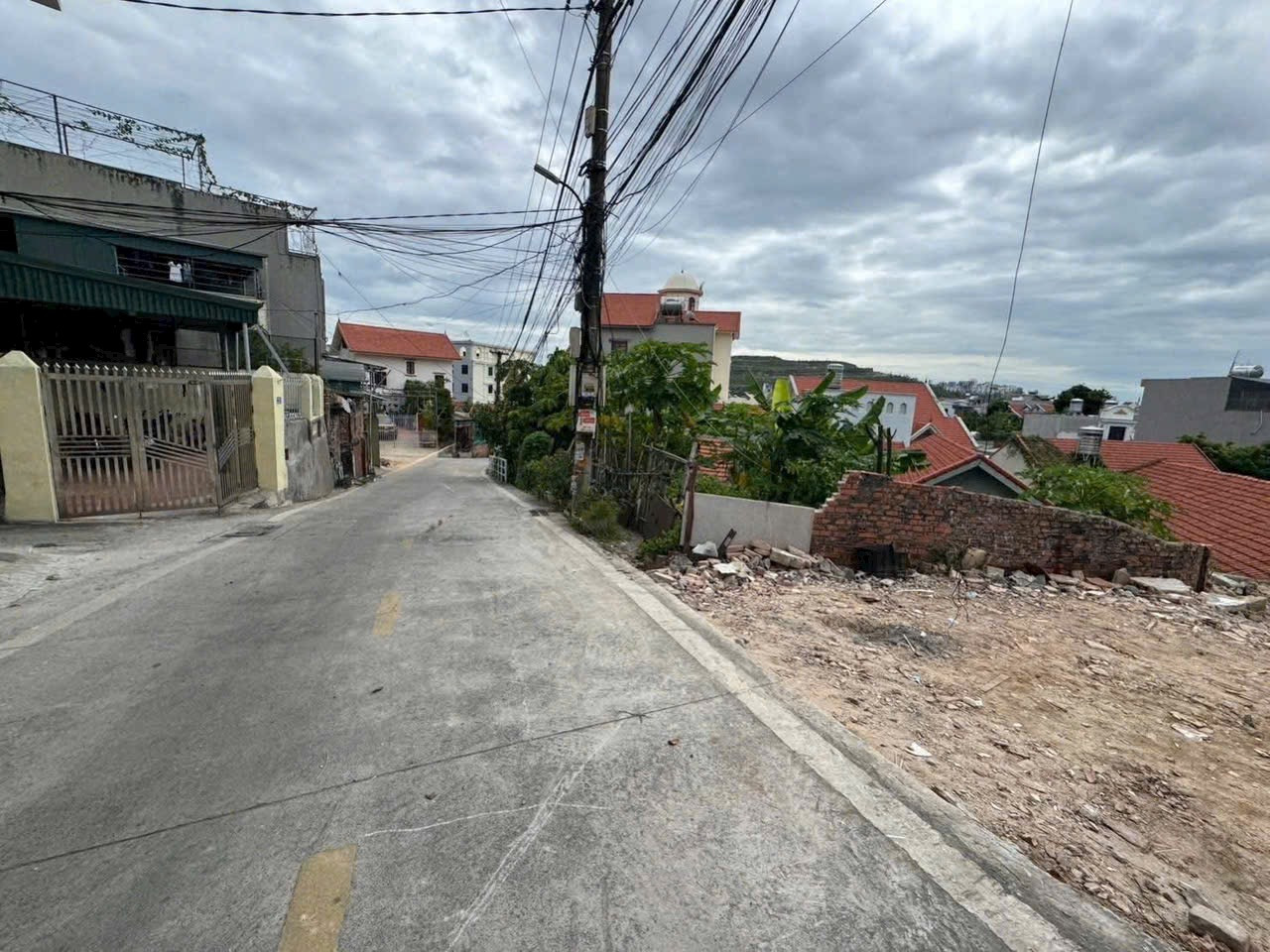 BÁN LÔ ĐẤT NGAY CHỢ BA LAN,GIẾNG ĐÁY,HẠ LONG
