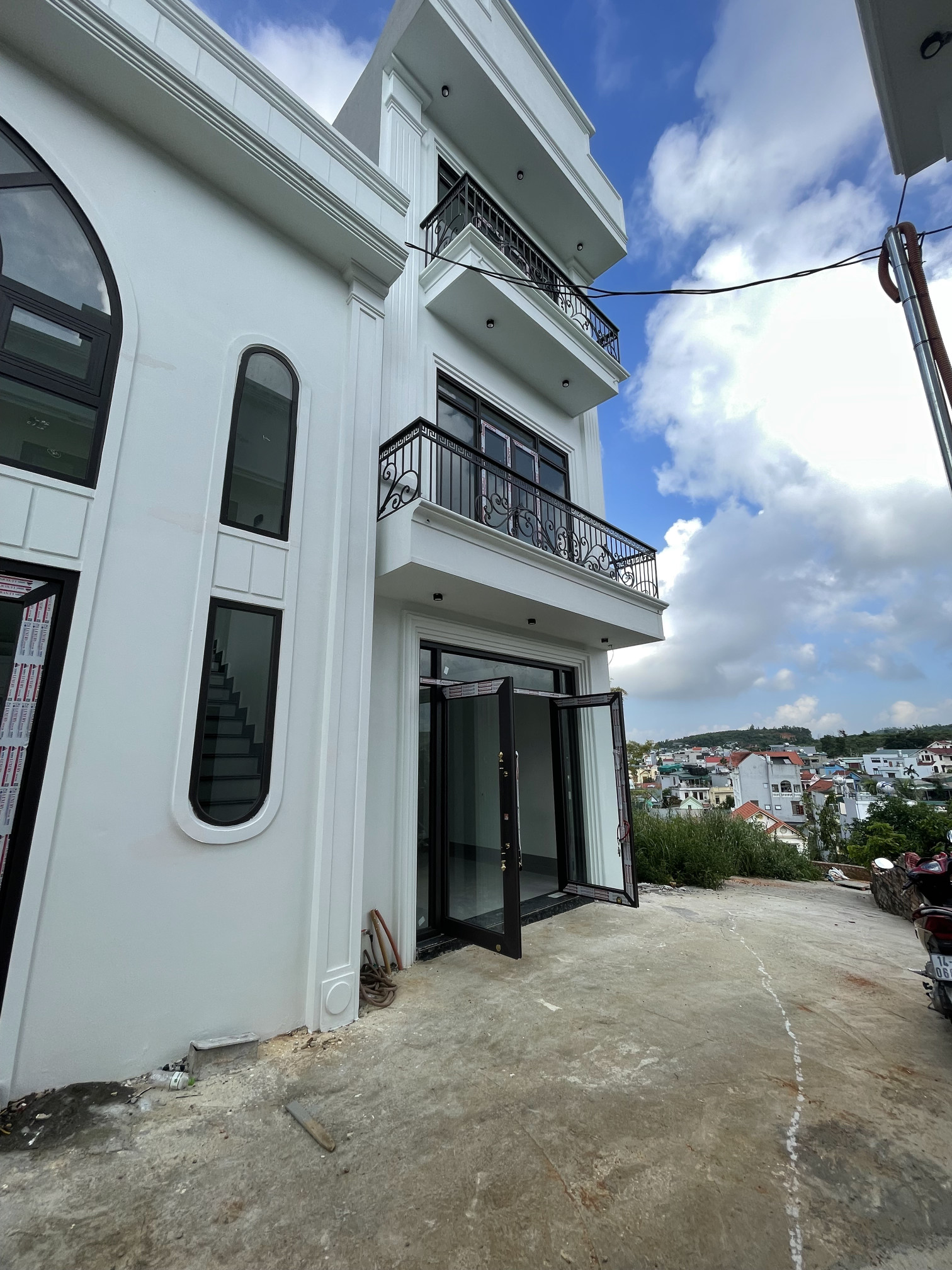 BÁN NHÀ 3 TẦNG GIÁ RẺ SAU BỆNH VIỆN ĐÔNG CỘT 8,HẠ LONG