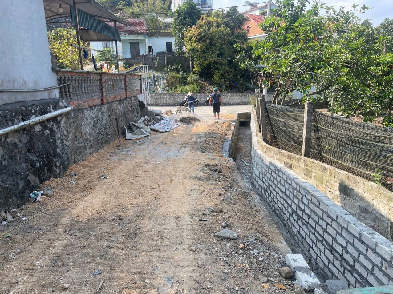 BÁN ĐẤT HÀ TRUNG SAU ĐÔNG Y CỘT 8,HẠ LONG Full Xây Dựng : 1396,7m2