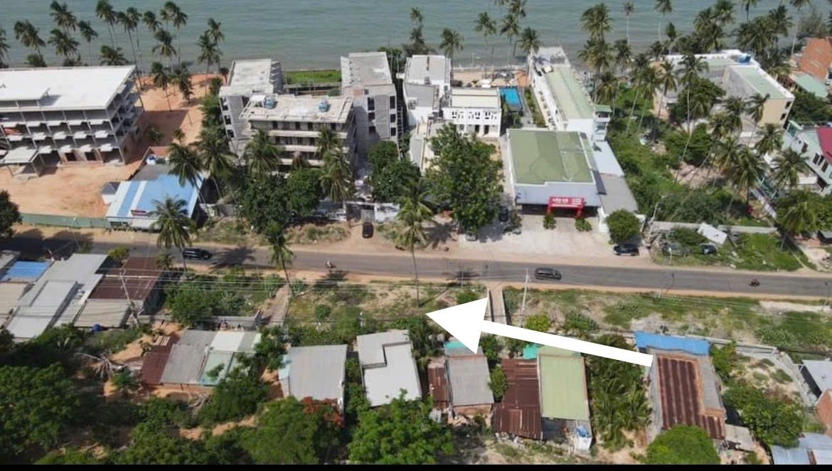 Bán 215m² thực tế 300m2 có 150tc
Mặt tiền 15m giá 8 tỷ. Lvcc 0982482666