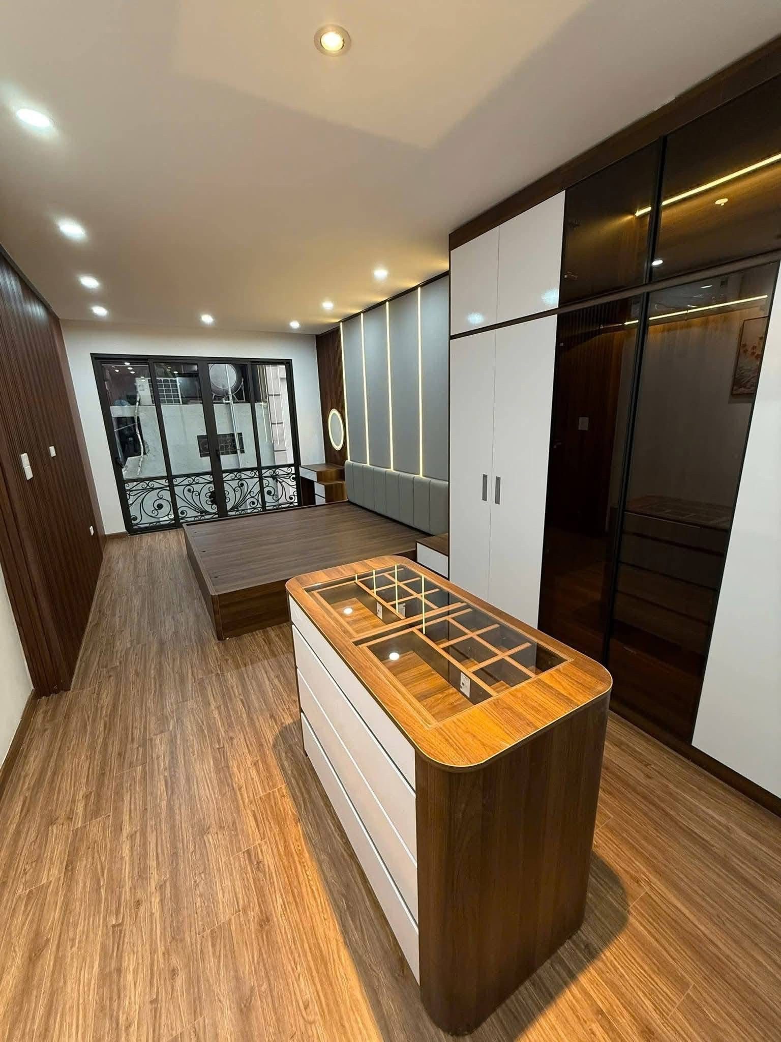 Tôn Đức Thắng - 15m ra MP. Trước nhà 3m. Gần Văn Miếu Quốc Tử Giám. Vị trí  giữa TT Đống Đa. An sỉnh cực đỉnh. Dân trí cực cao