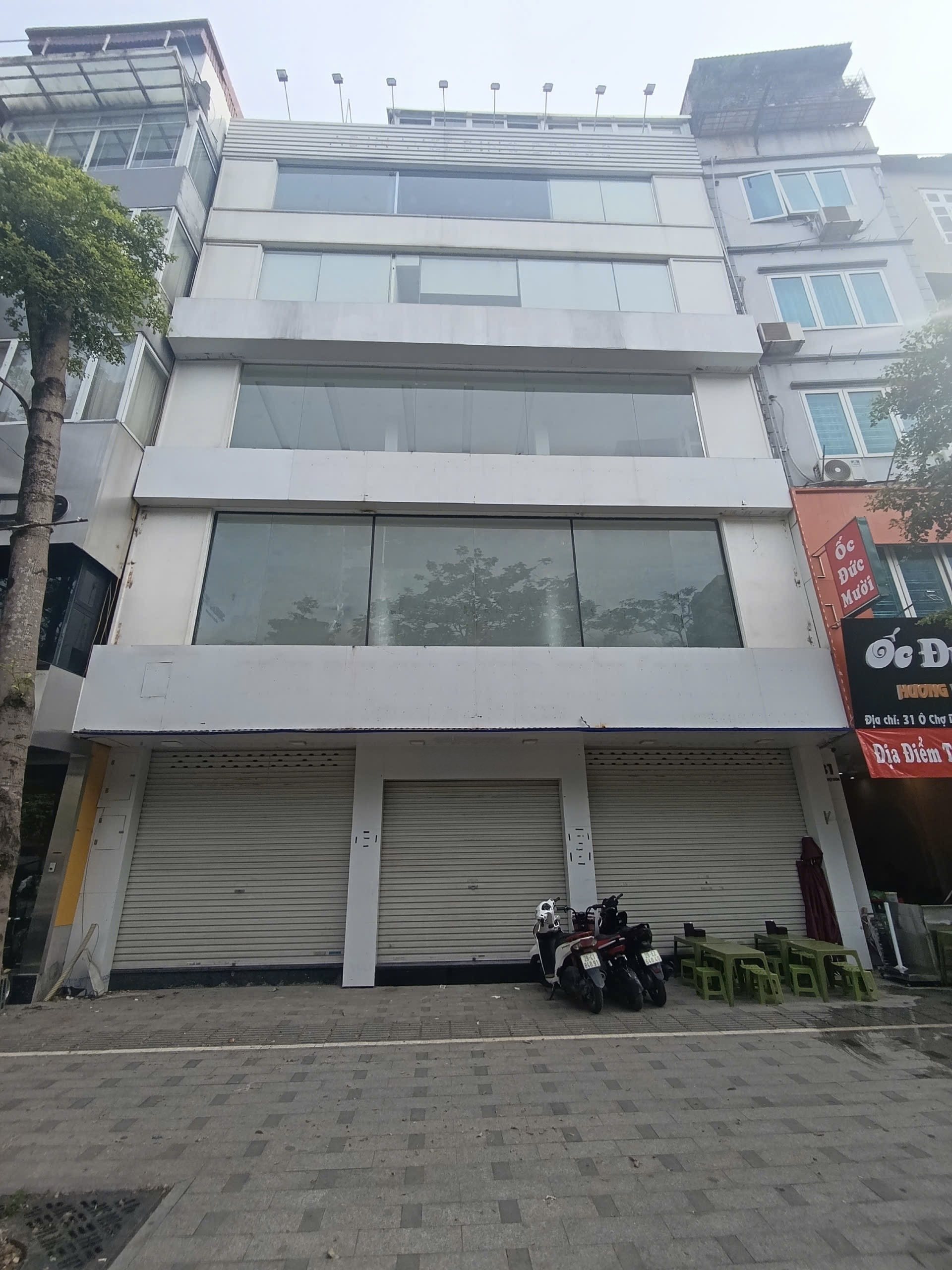 Cho thuê mbkd mặt phố Mã Mây lõi phố cổ diện tích 250m x 3 tầng, mặt tiền 7m, trần cai thoáng, làm nhà hàng, cafe, spa.