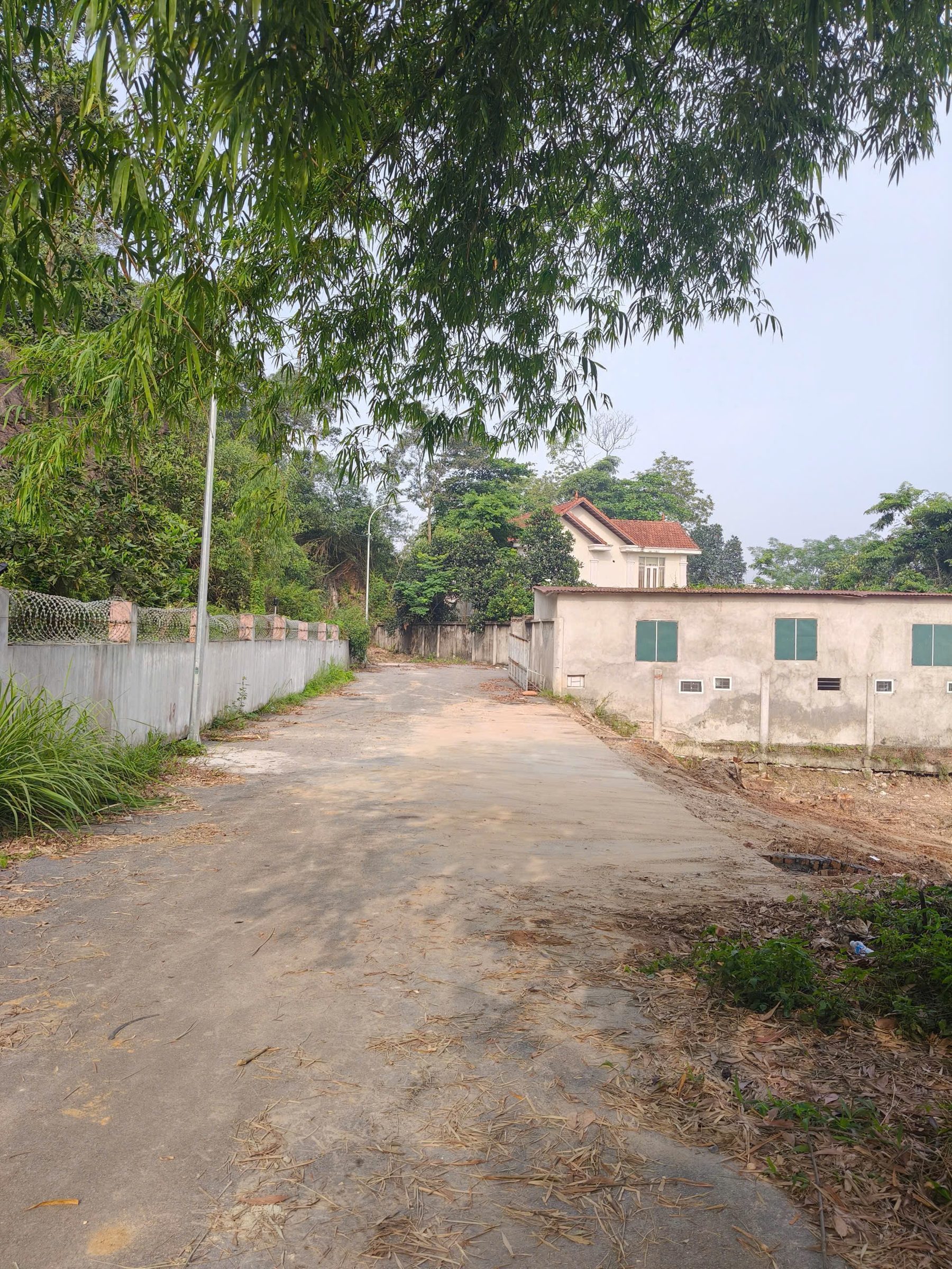 Bán đất hạp lĩnh full thổ cư 2 lô liền nhau thông 2 đầu. Diện tích 716m mặt tiền 20m hướng đông nam & tây bắc. Cạnh KCN nam sơn. Phường hạp lĩnh tỉnh bắc ninh