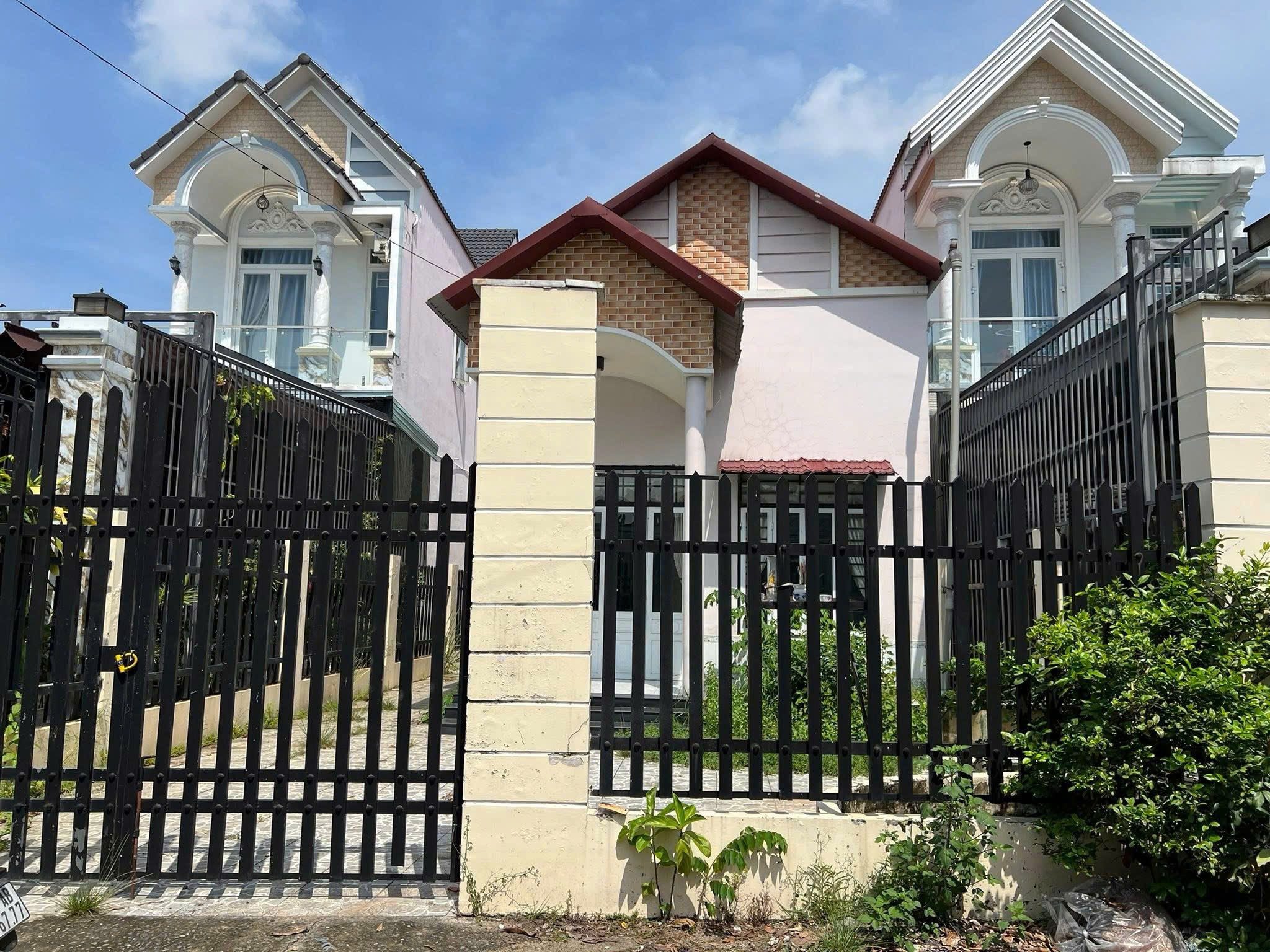 Hàng mới về. Vi trí VIP
Bán lô đất tặng nhà cấp 4 nốc thái. 1 phòng khách, 3 phòng ngủ, 2wc. Sân đậu 2ôtô. Thủ Dầu Một