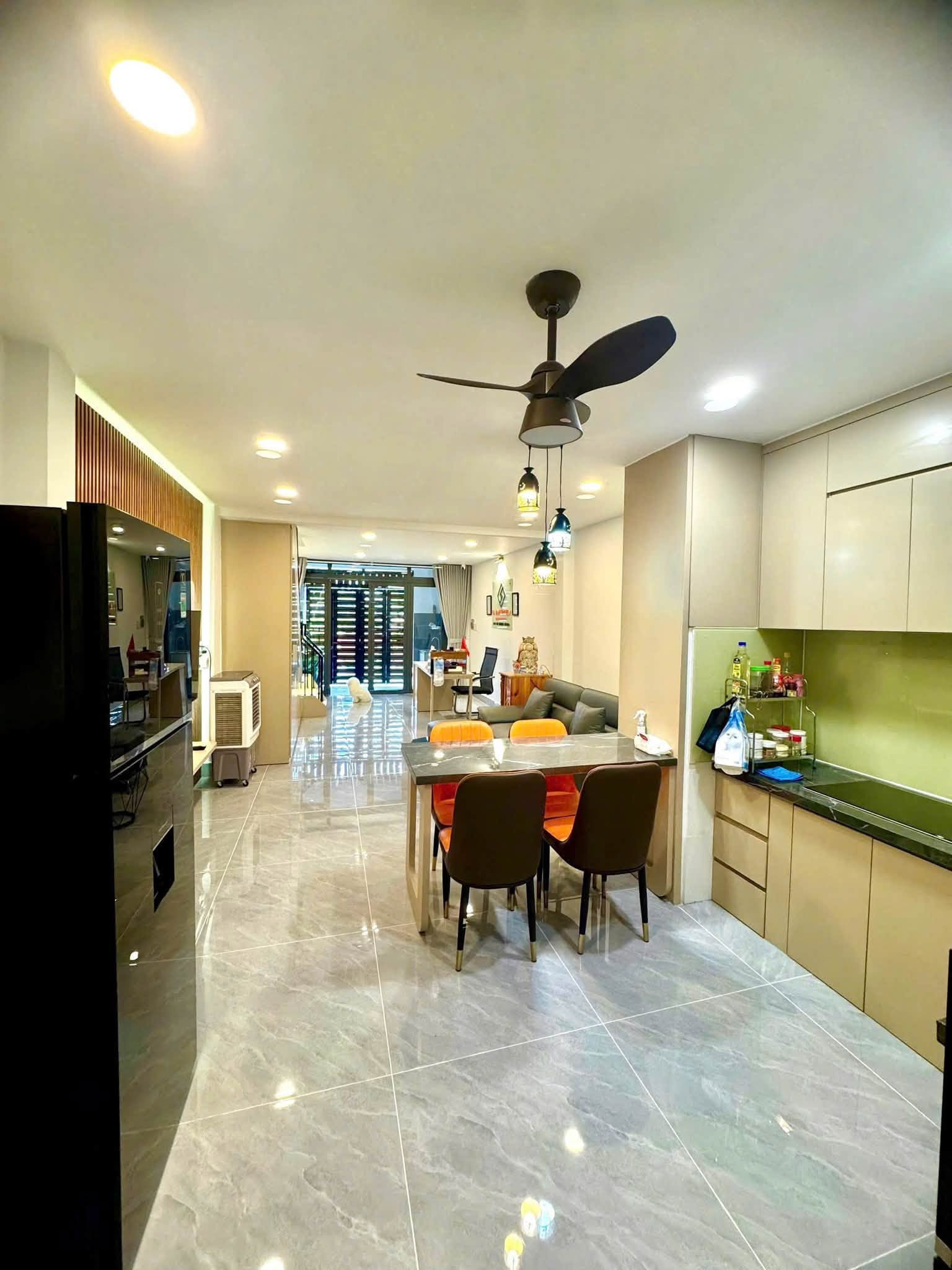Cuối tuần chốt siêu phẩm cho khách căn giá rẻ bao đẹp. Chỉ hơn 3ty. Mặt tiền đường 5M