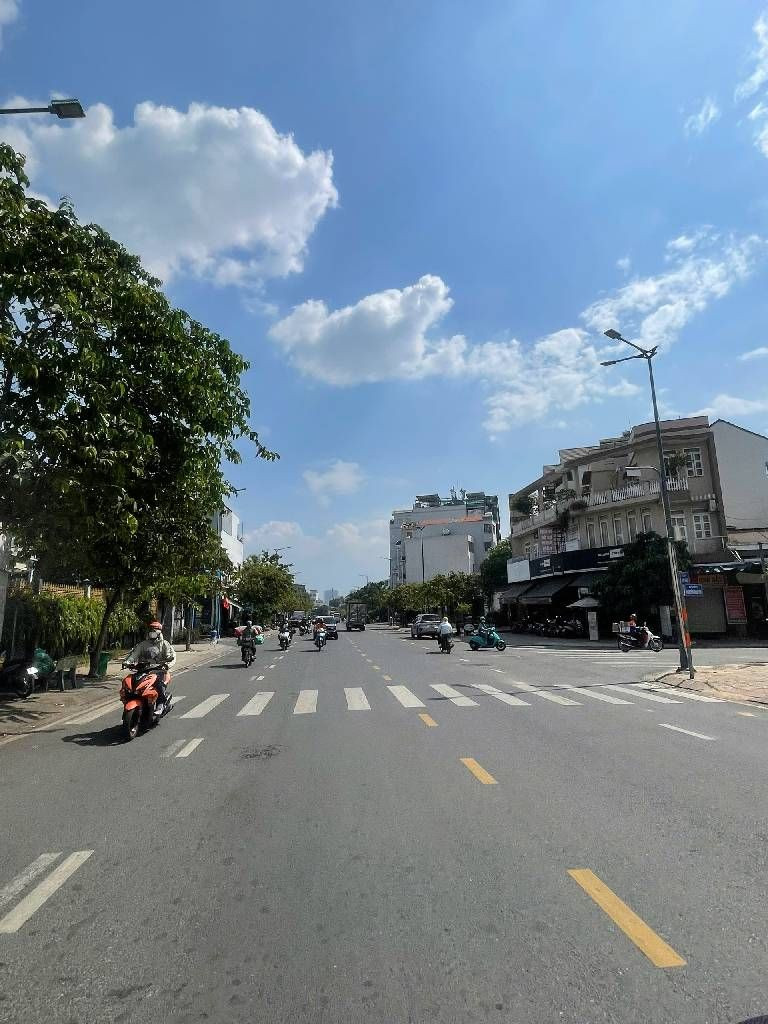 • Vị trí cực tiện di chuyển. Ngã tư 4 xã, Thoại Ngọc Hầu, Phan Anh, Q6, ra Luỹ Bán Bích – Hoà Bình – Đầm Sen....