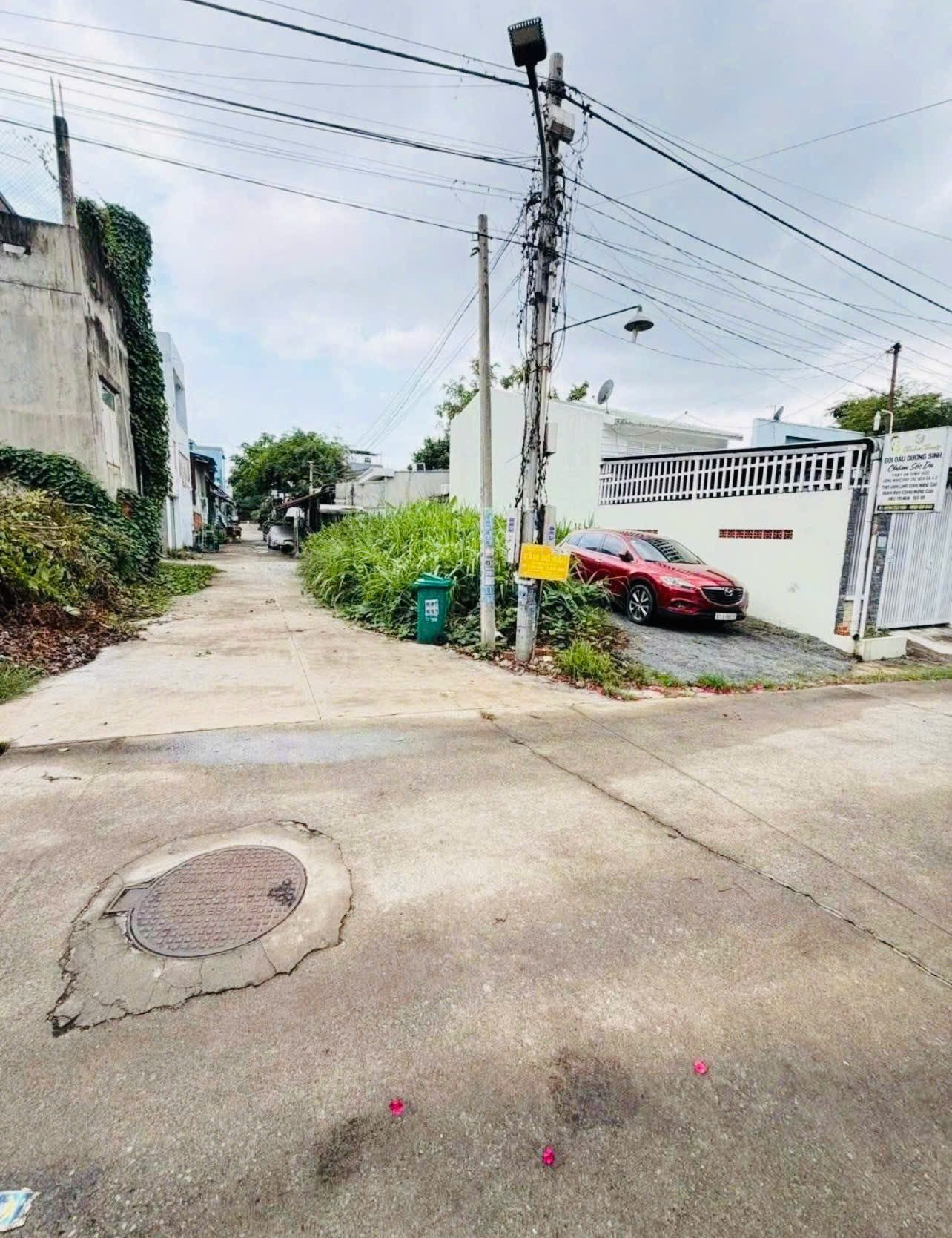 đất sổ riêng góc 2 mặt tiền đường ở Hiệp Thành TDM mua thời chưa lập gia đình giờ thì con cái lùm đùm rồi.vị trí ngay bv 512 giường ngay vòng xoay hiệp thành.cách phạm ngọc thạch 200m