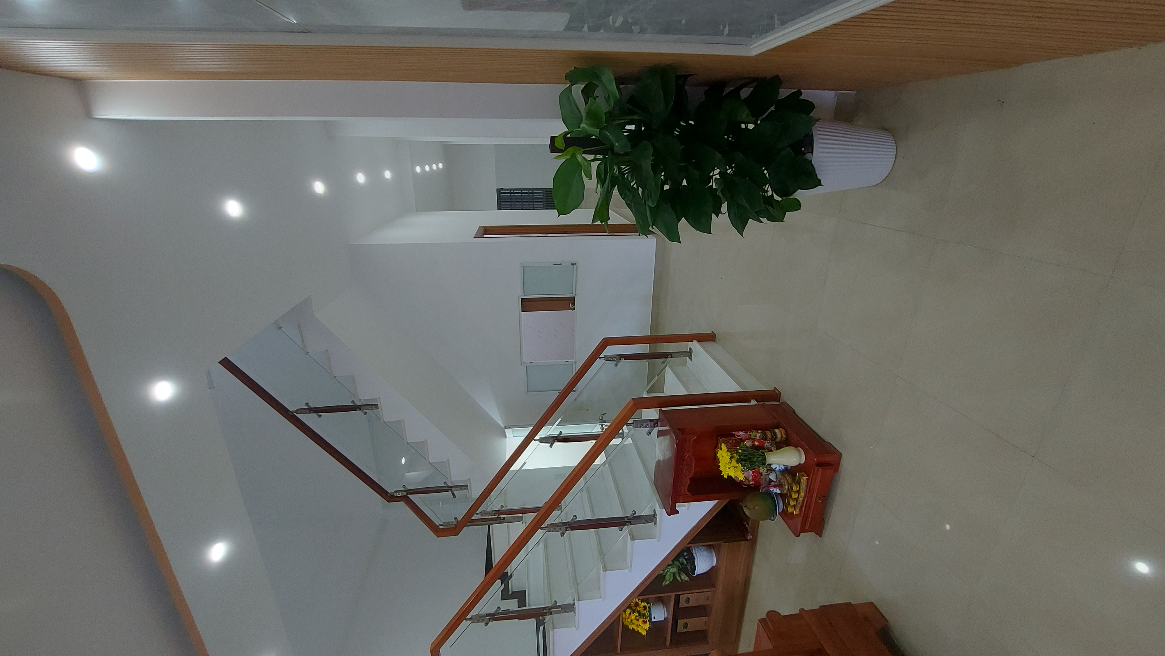Siêu hiếm . Sát sông, sát quốc lộ 1A, Bến xe Đức Long.( Bến xe khách liên tỉnh phía Nam Đà Nẵng)  Nơi cao ráo không ngập lụt bao giờ. Đó là Hòa Xuân Đà Nẵng