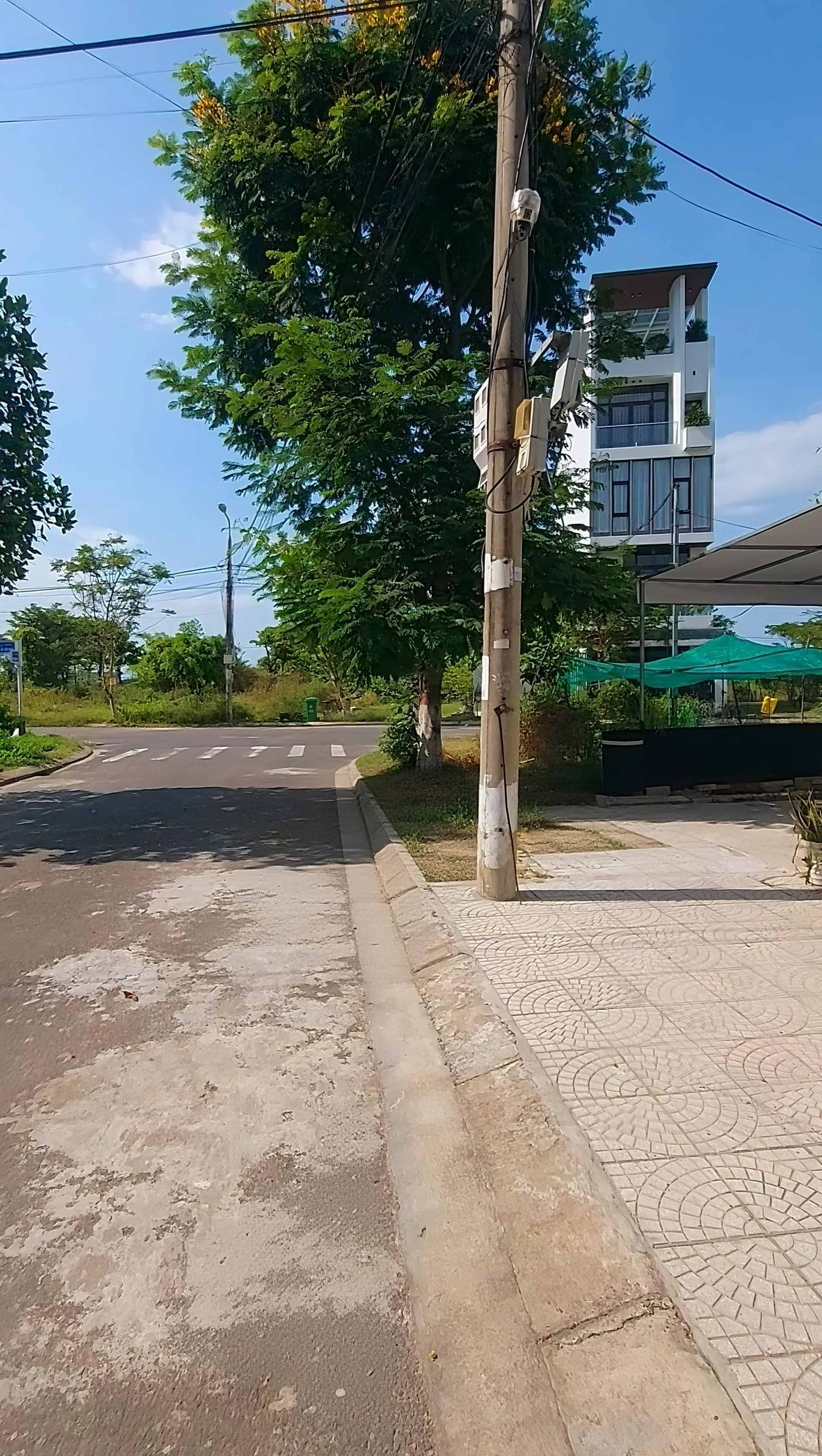 Siêu hiếm . Sát sông, sát quốc lộ 1A, Bến xe Đức Long.( Bến xe khách liên tỉnh phía Nam Đà Nẵng)  Nơi cao ráo không ngập lụt bao giờ. Đó là Hòa Xuân Đà Nẵng