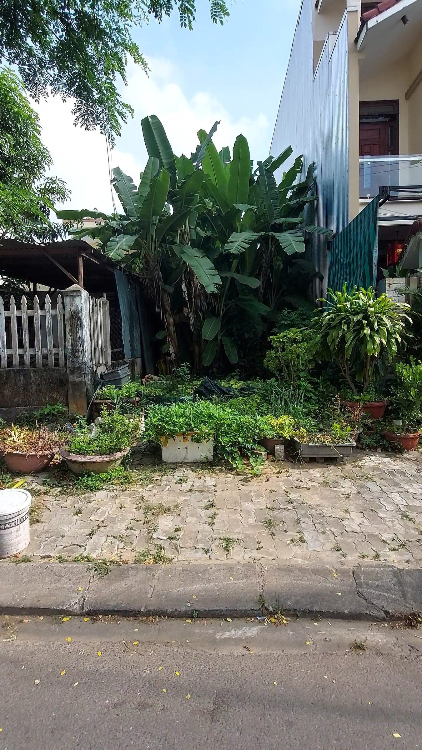 Đất mặt tiền UBND phường Hòa Xuân. Đường 7.5m, lề 4m. Diện tích 100m2.