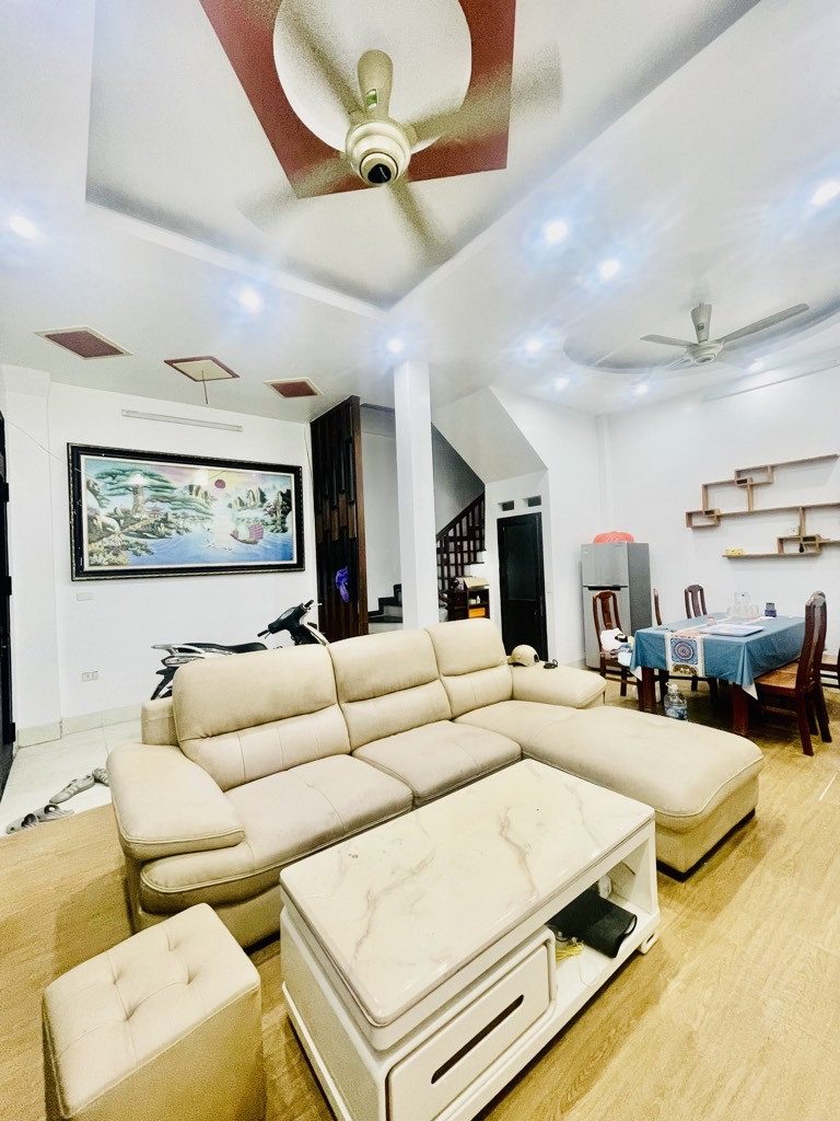 Bán nhà Tựu Liệt – Giá 7.5 tỷ – DT 42m² x 4 tầng – MT 6m – VF3 đỗ cửa, dân xây chắc chắn