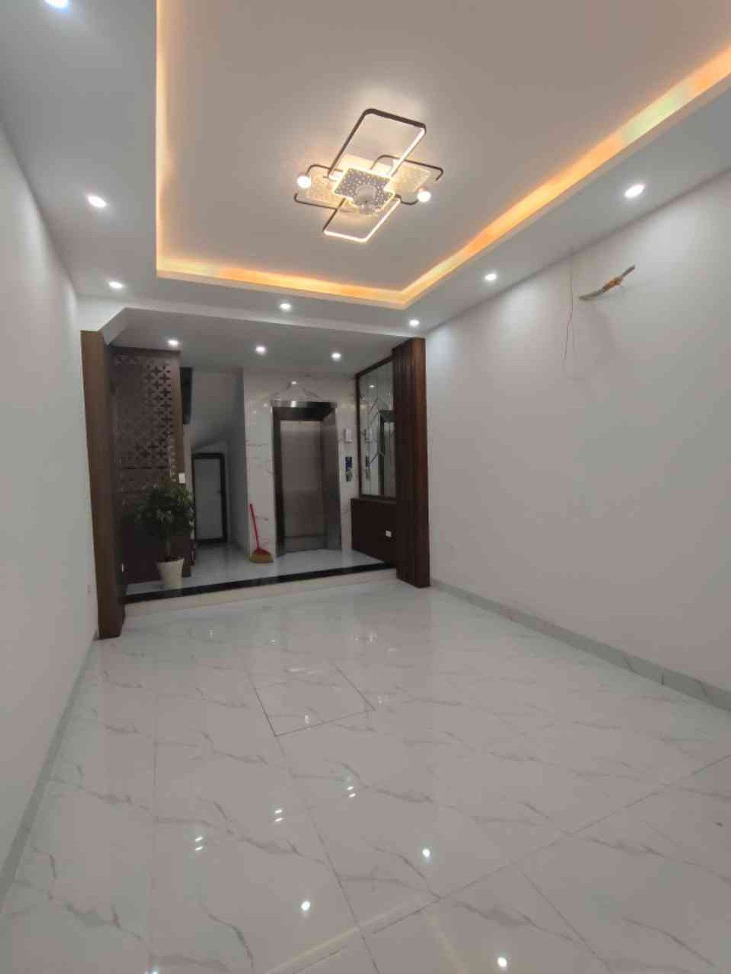 Bán nhà Bằng Liệt, Hoàng Mai – Giá 11.8 tỷ – DT 40m² x 6 tầng – MT 3.8m – Thang máy, Ô tô vào nhà, Nội thất xịn