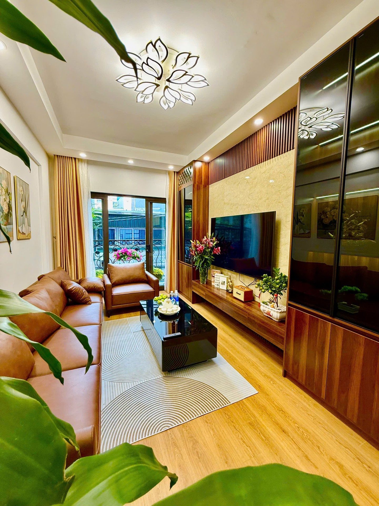 Bán nhà Thịnh Liệt - Hoàng Mai – Giá 10.3 tỷ – DT 35m² x 5 tầng – MT 3.3m – ô tô trong nhà, gần Quận ủy